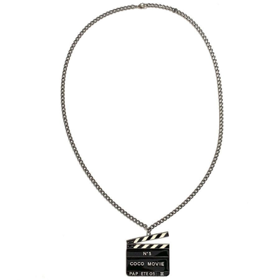 Very beautiful CHANEL long necklace, Coco Movie collection N ° 5 PAP SUMMER 05. Ruthenium chain and pendant in the shape of a clap end in ruthenium metal and black and white resin.
It is a necklace from the fall / winter 2010 collection. Made in