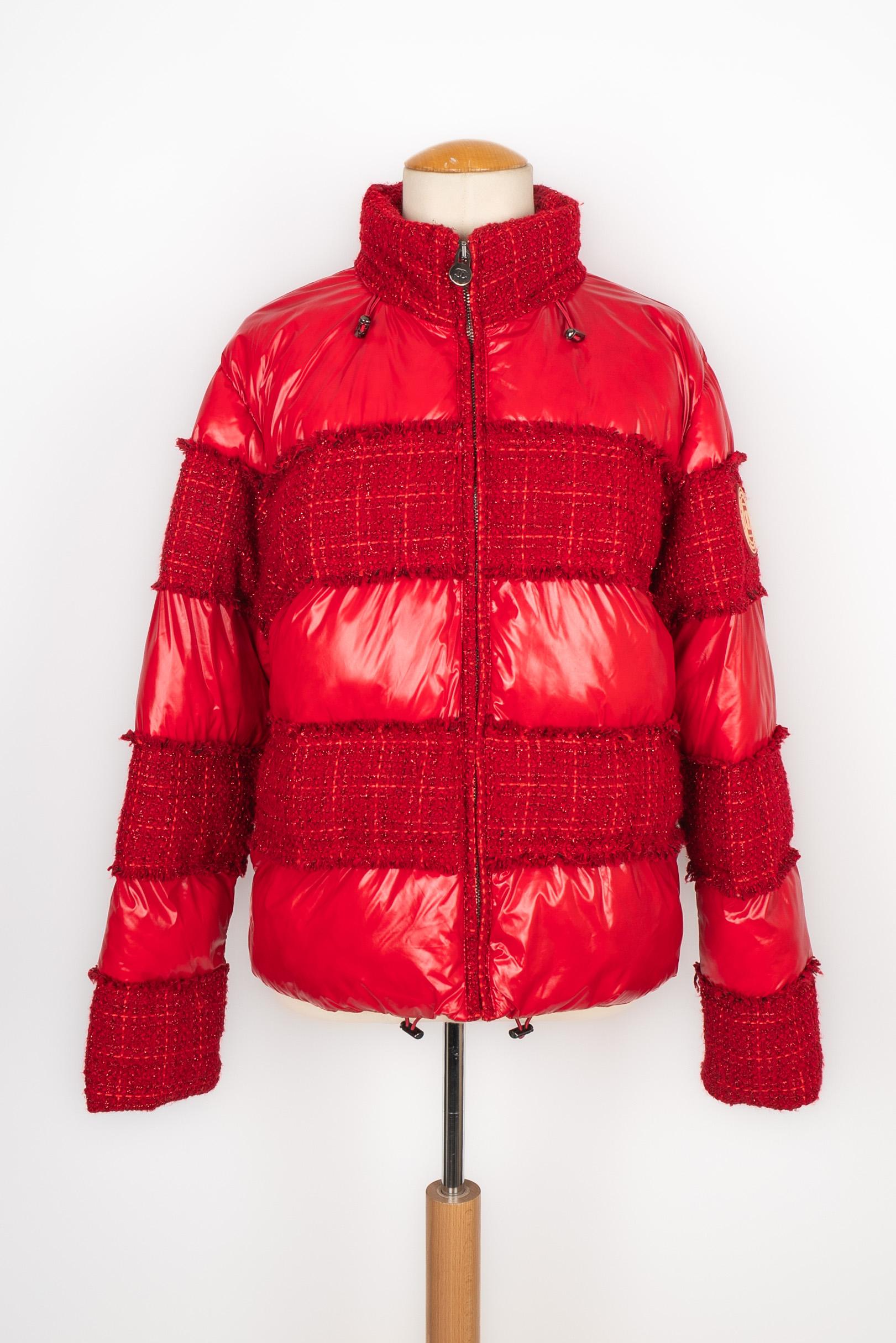CHANEL - Red down jacket with red tweed, hood in the collar, pockets and inside pocket. Size indicated L. Coco Neige 2018 collection, under the artistic direction of Karl Lagerfeld. Margot Robbie is the face of this collection.

Condition :
Very