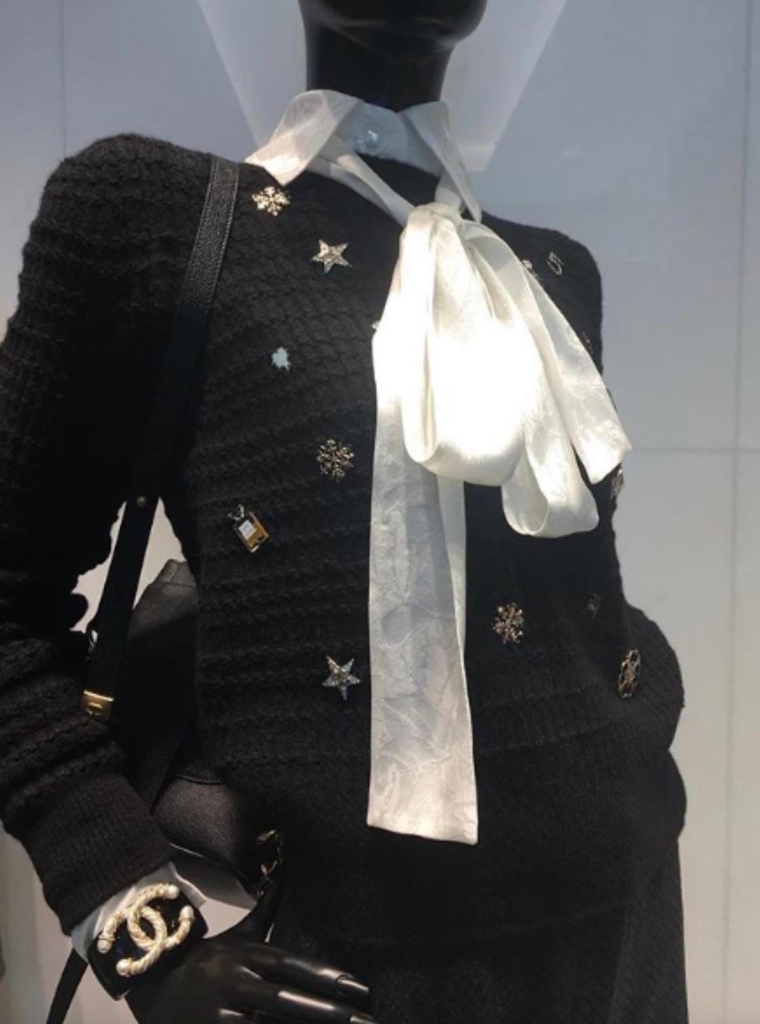 Chanel Coco Neige 2018 Lucky Charms Black Gold Embellished 18B Cashmere Sweater In Excellent Condition In Jersey City, NJ