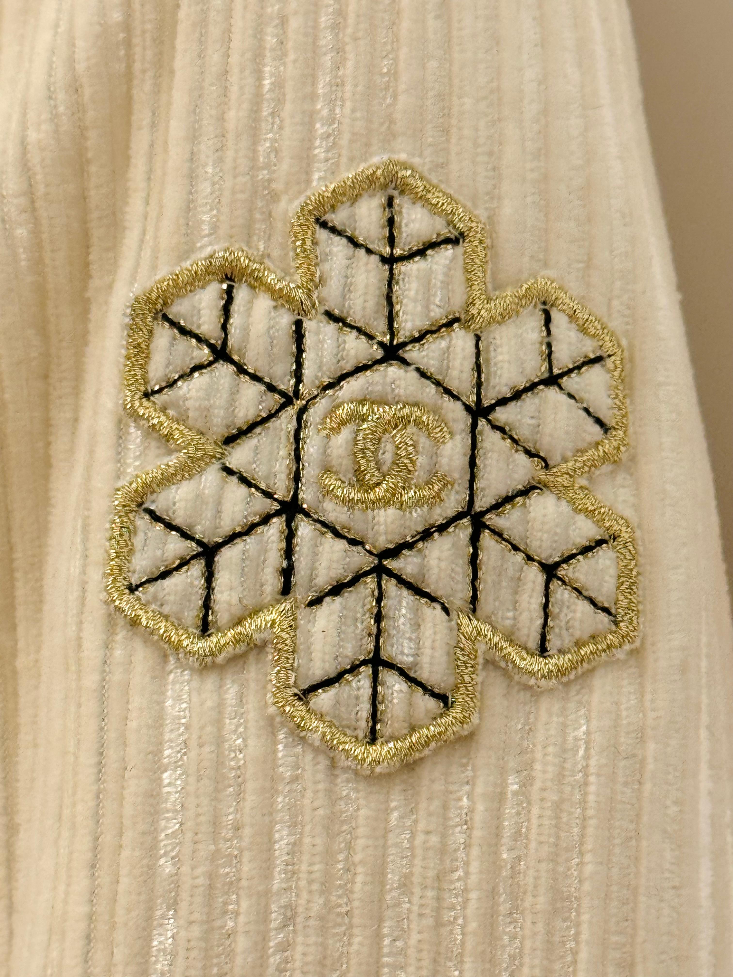 Bomber Chanel collezione coco neige 2019 in piuma d'oca e shearling, logo CC ricamato, bottoni dorati color champagne, taglia 34 FR ma elasticizzata, può andare da US 0 a US 4. Ottime condizioni, una piccola macchia sulla fodera come si vede