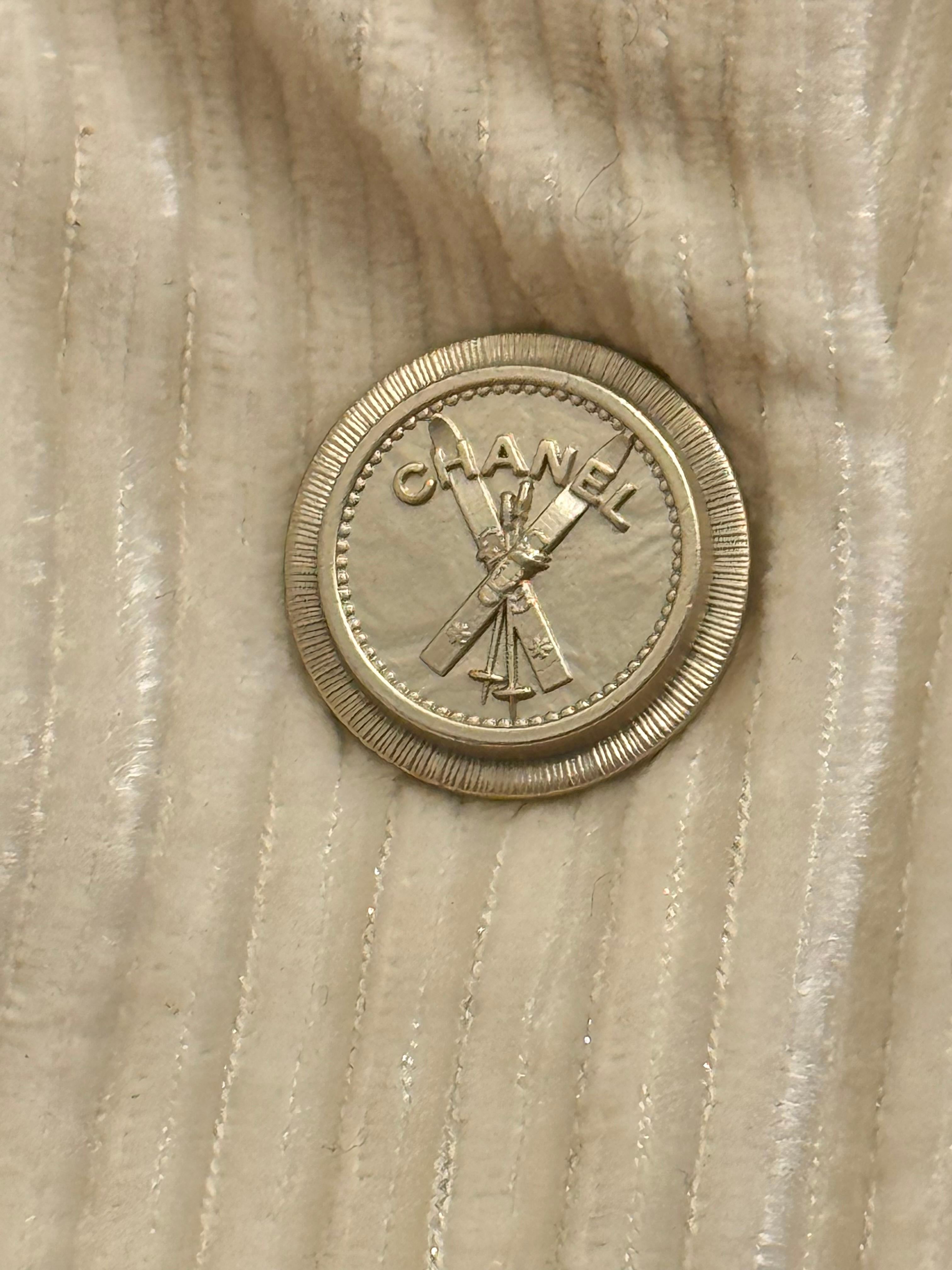 Beige Chanel Coco Neige 2019 giacca in piuma d'oca e shearling in vendita