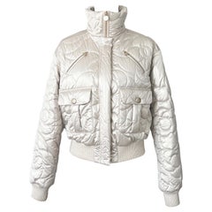Chanel Coco Neige CC - Doudoune en cuir de camélias