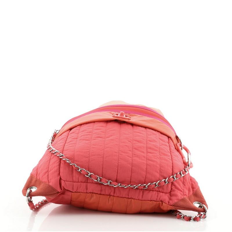  Chanel Coco Neige Convertible Sac à dos en nylon matelassé vertical Large Pour femmes 