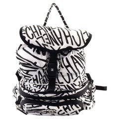 Chanel Coco Neige Wandelbarer Rucksack mit Klappe aus gestepptem, bedrucktem Nylon Groß