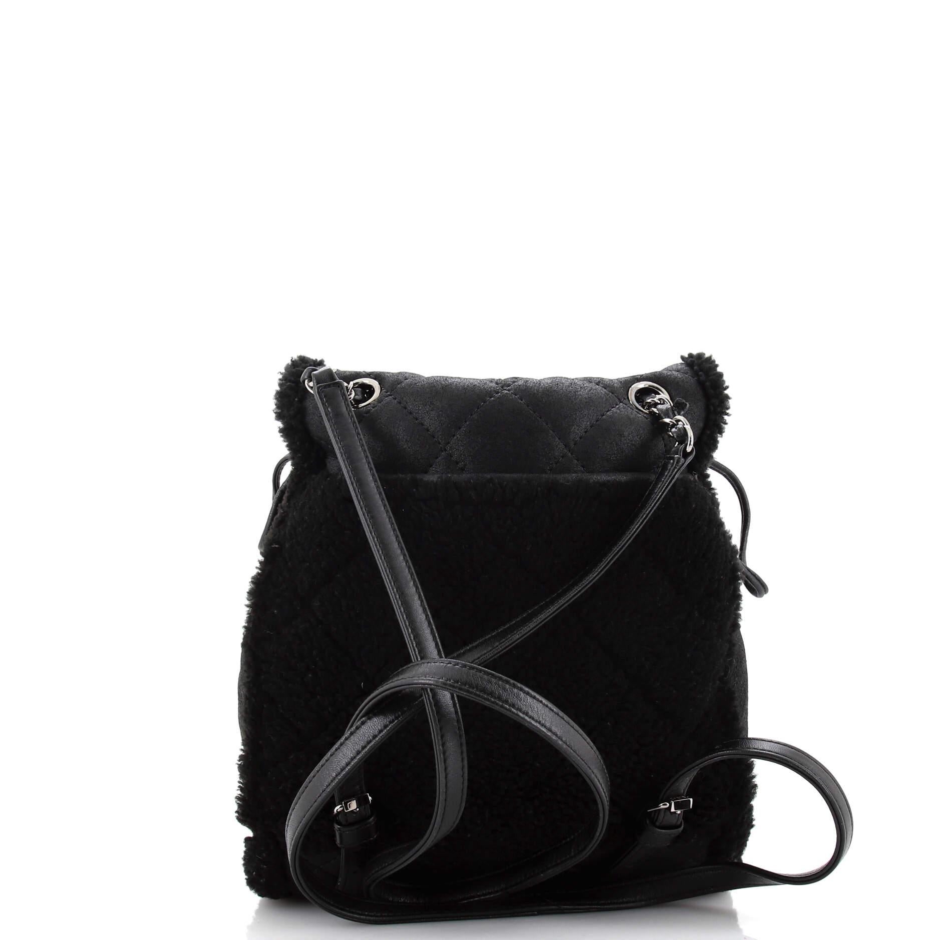 Chanel Coco Neige - Sac à dos à rabat en cuir d'agneau matelassé et peau de mouton, petit modèle Bon état à NY, NY