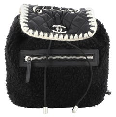 Chanel Coco Neige Klappe Rucksack Shearling mit gesteppten Nylon klein