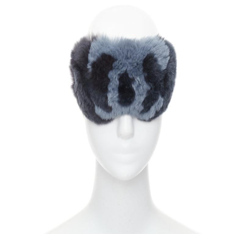 CHANEL Coco Neige máscara de ojos de piel azul marino negra con logotipo CC
Referencia: YIKK/A00277
Marca: Chanel
Diseñadora: Virginie Viard
Colección: Coco Neige
Material: Piel
Color: Azul marino, Negro
Patrón: Sólido
Cierre: Elástico
Forro: