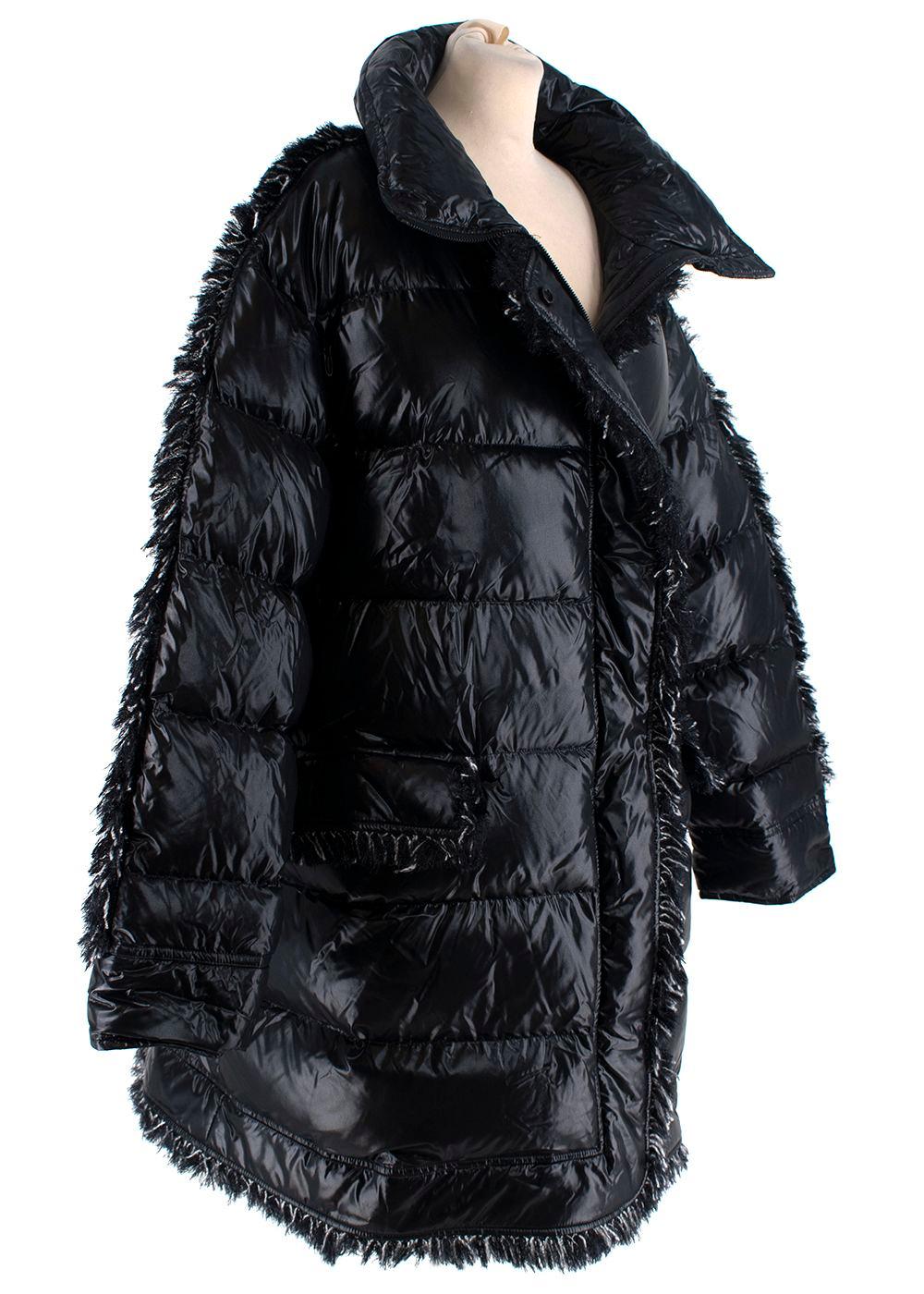  Chanel Coco Neige Gesteppte Gänsedaunen Jacke Schwarz 

- Coco Neige Gänsedaunenjacke 
- Mittlere Länge 
- CC-Taste 
- Coco Neige Abzeichen auf dem Rücken
- Mit schwarzer und weißer Wolle an den Rändern 
- Zwei Taschen an der Außenseite 
-
