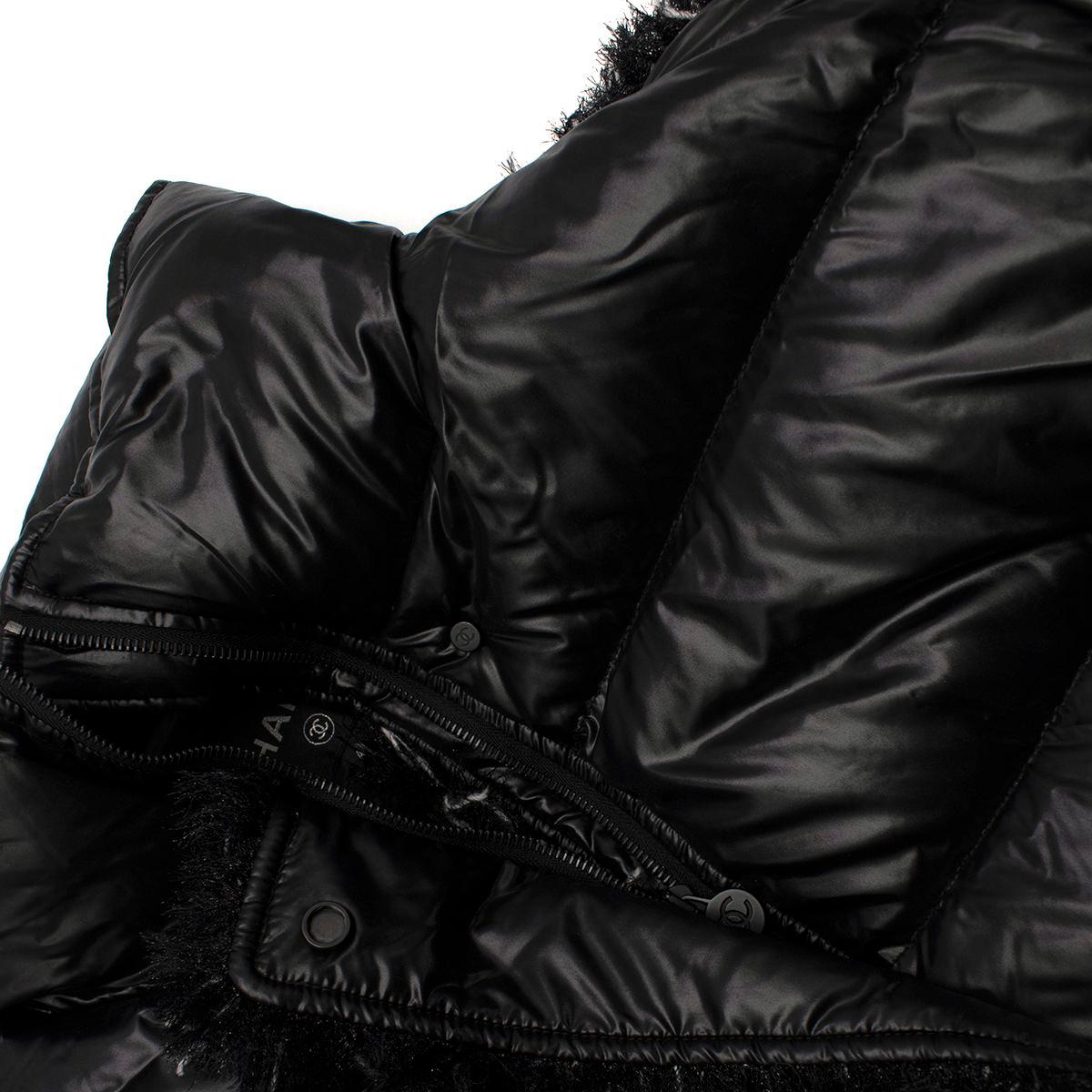 Chanel Coco Neige gesteppte schwarze Gänseblümchen-Daunenjacke, US 8 im Zustand „Hervorragend“ im Angebot in London, GB