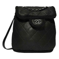 Chanel Coco Neige Rucksack aus gestepptem Lammfell mit Shearling-Besatz