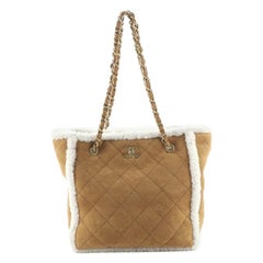 Chanel Coco Neige Einkaufstasche gesteppt Shearling Medium