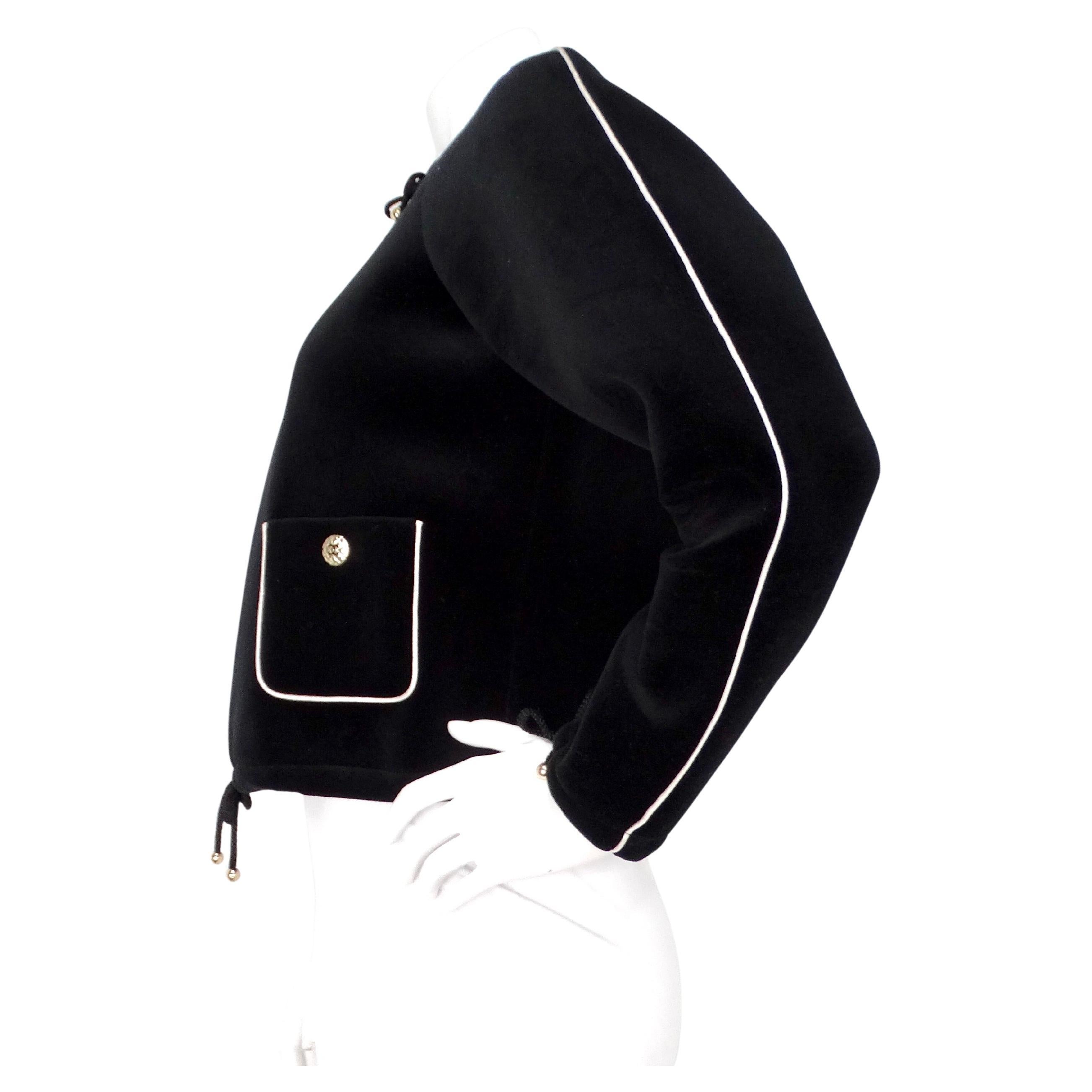 Die Chanel Coco Neige Velour Drawstring Zip Jacket aus dem Jahr 2018 verkörpert mit ihrem geschmeidigen schwarzen Veloursstoff und den raffinierten Designelementen luxuriöse Athleisure. Die Jacke verfügt über verstellbare Kordelzüge an den