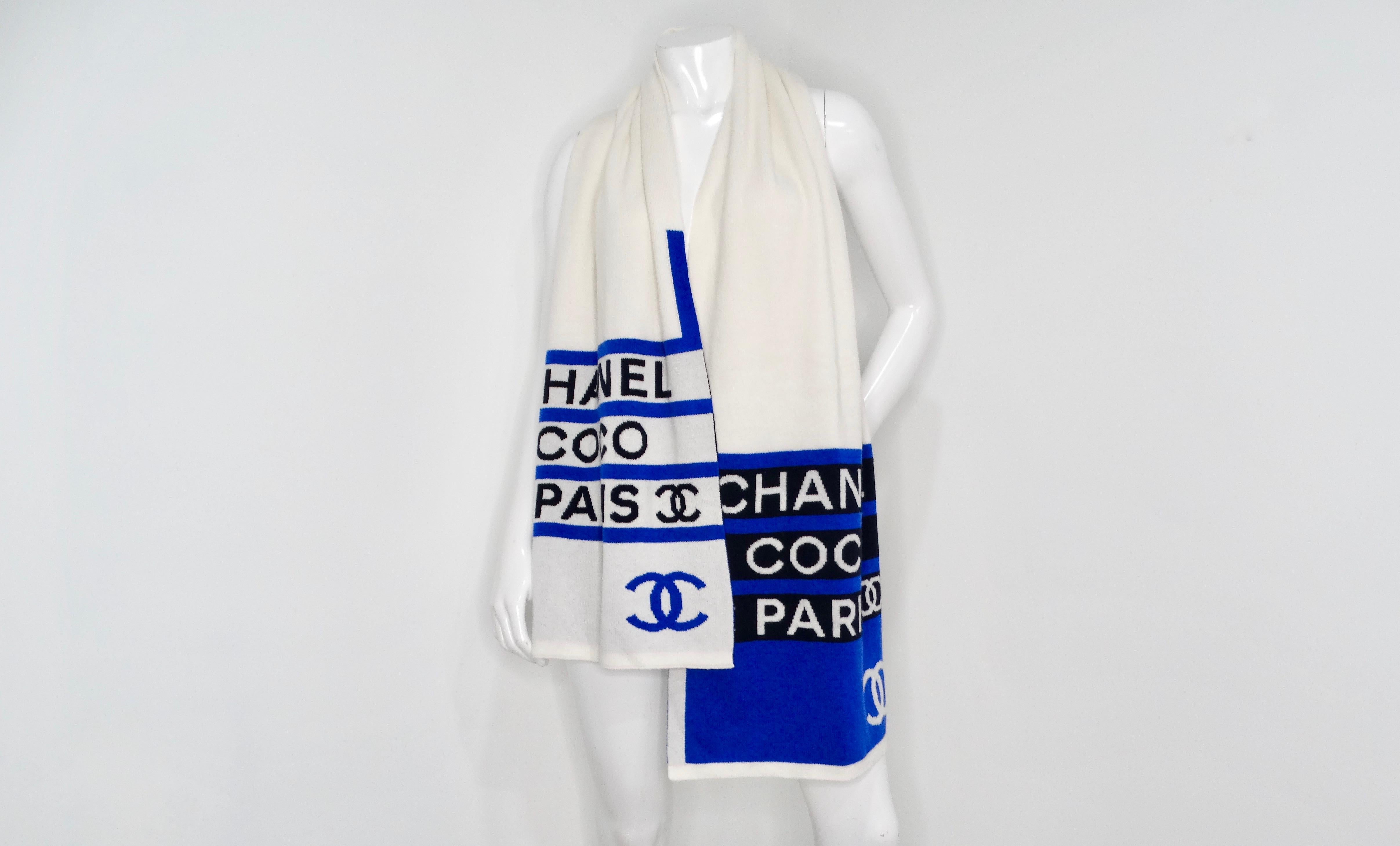 La sciarpa in cashmere Chanel Coco Paris Blue & White è un accessorio di lusso che valorizza senza sforzo qualsiasi outfit grazie al suo design sofisticato e al suo fascino senza tempo. Realizzata al 100% in cashmere, questa sciarpa double-face