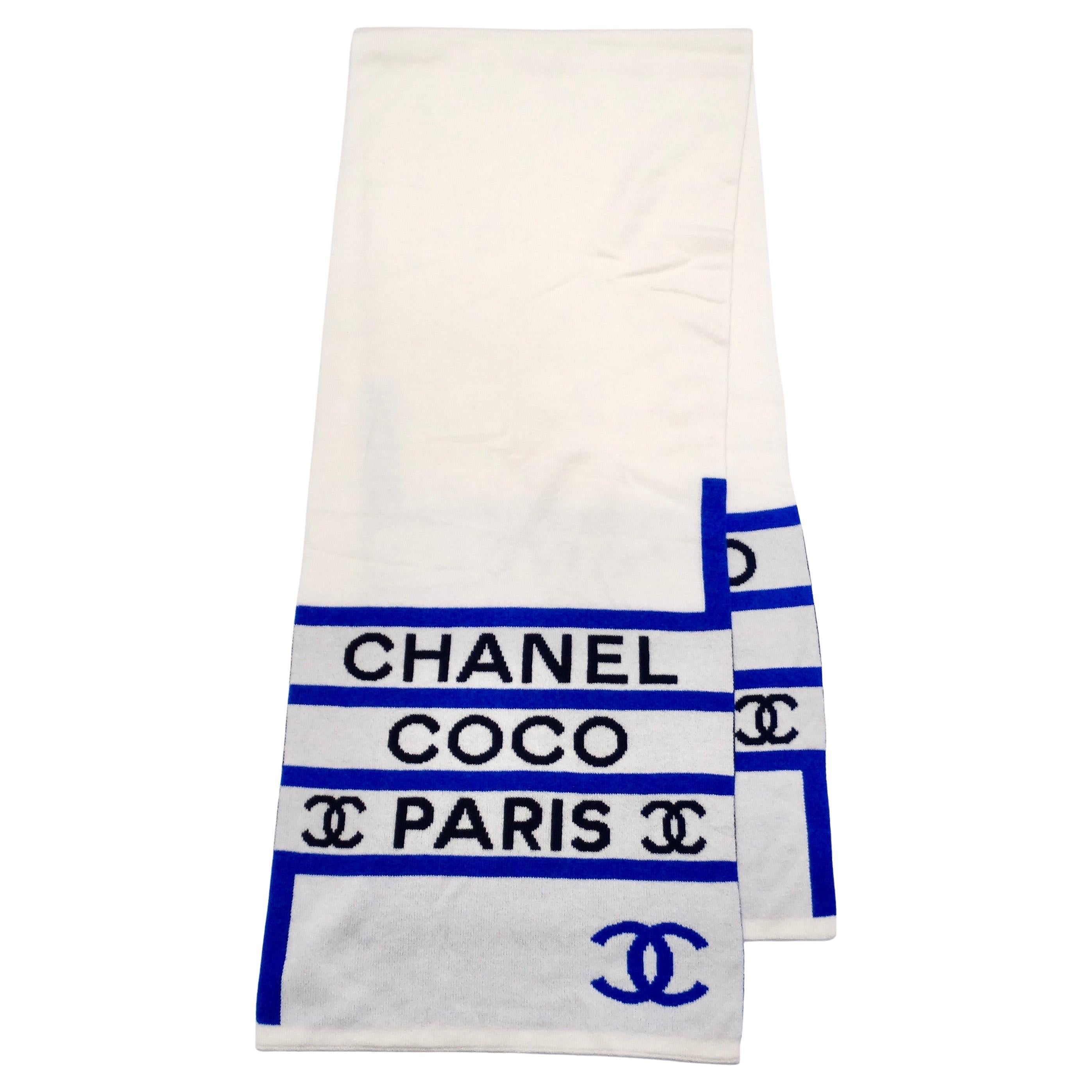 Sciarpa in cashmere blu e bianca di Chanel Coco Paris