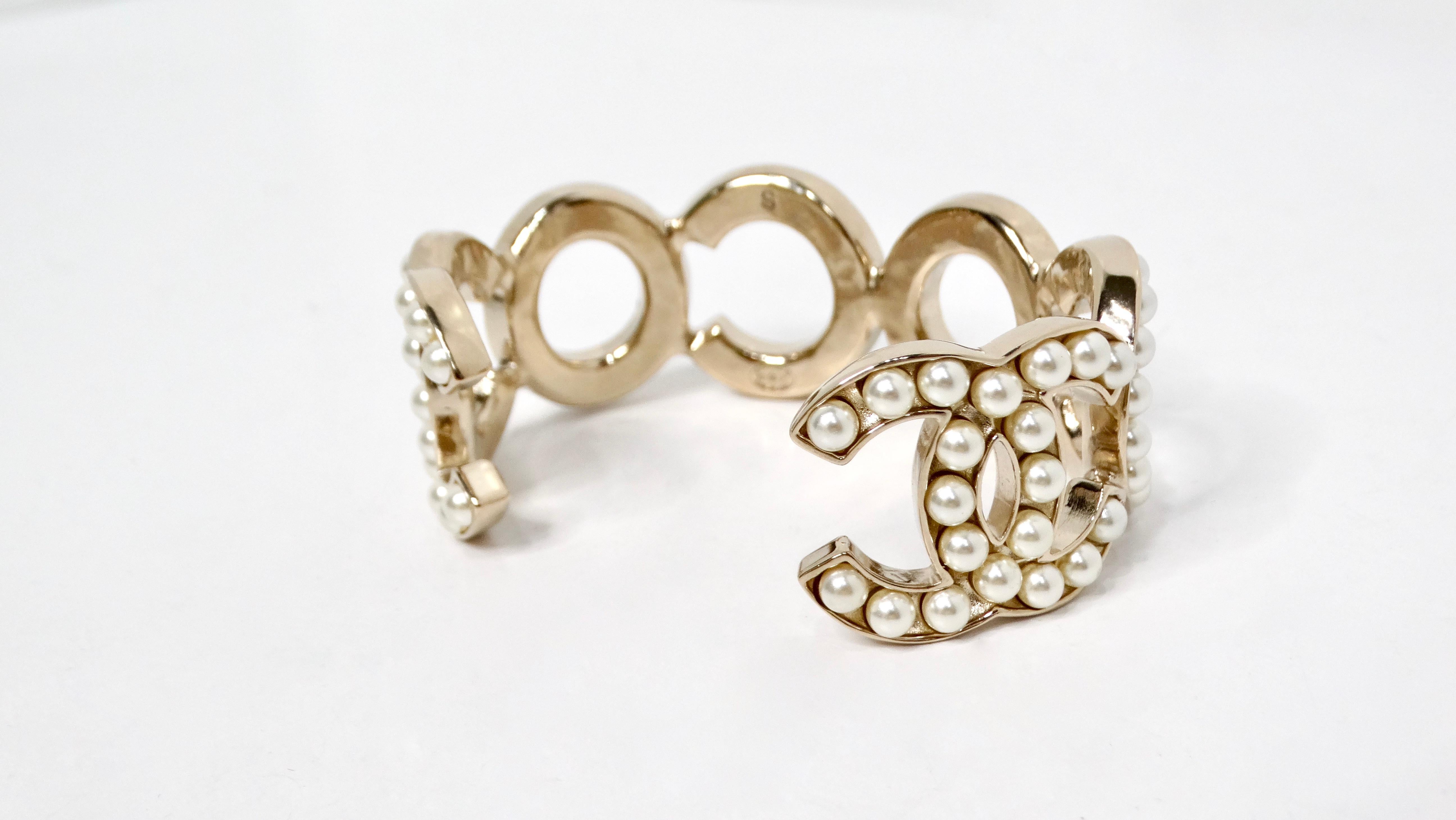 Chanel Manchette en plaqué or 14 carats avec perles COCO Bon état - En vente à Scottsdale, AZ