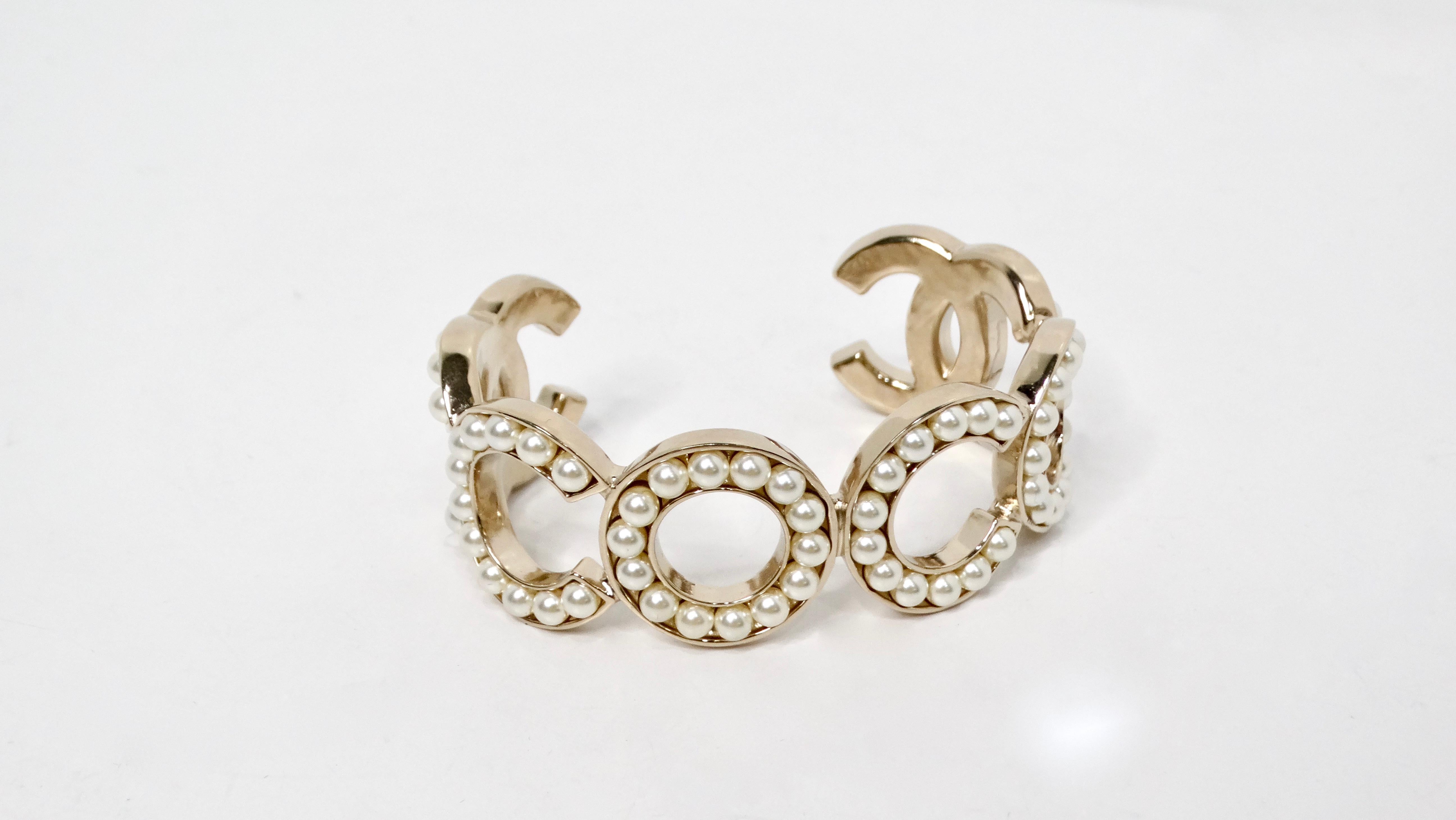 Chanel Manchette en plaqué or 14 carats avec perles COCO Pour femmes en vente