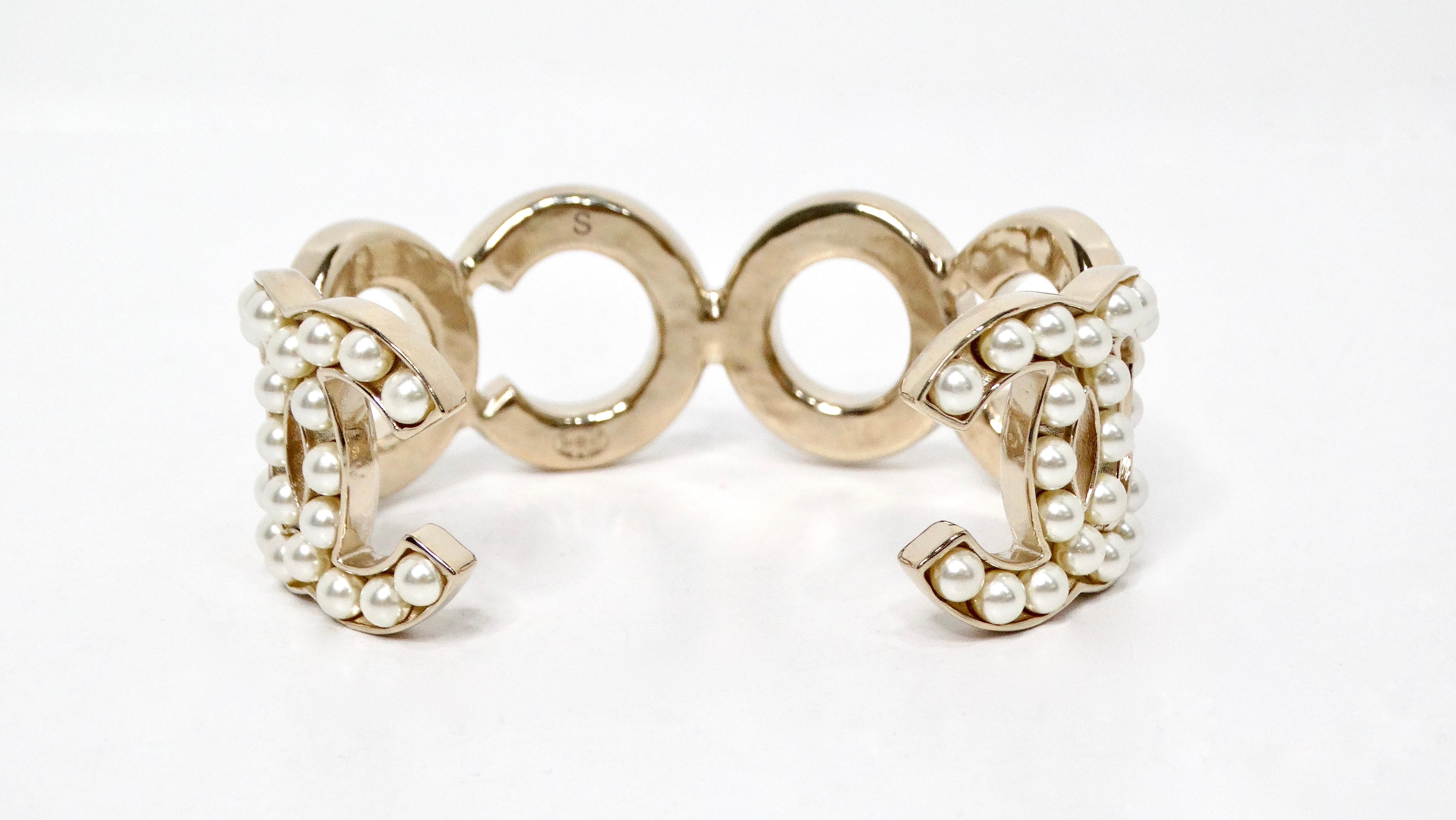 Chanel Manchette en plaqué or 14 carats avec perles COCO en vente 1