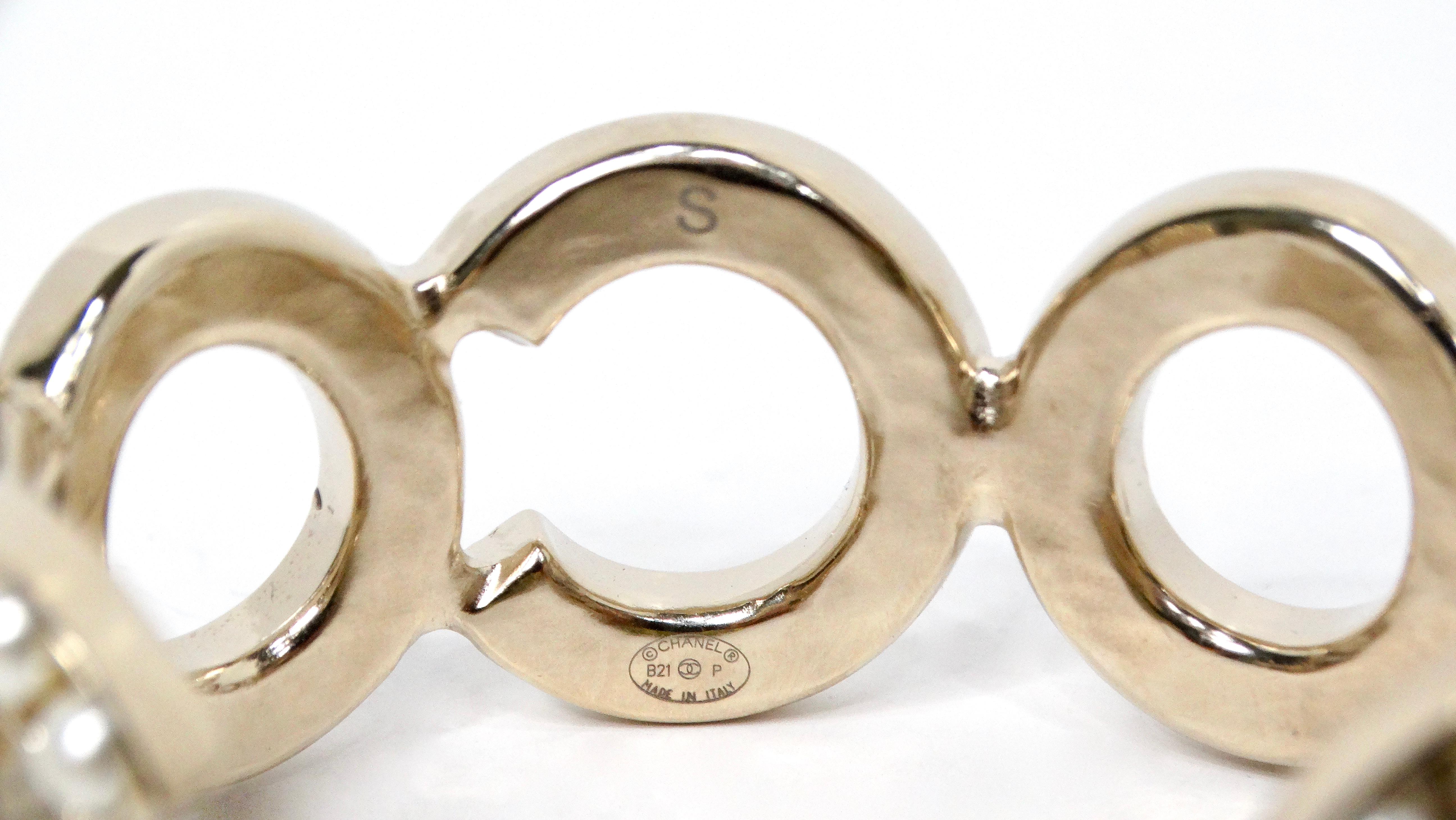 Chanel Manchette en plaqué or 14 carats avec perles COCO en vente 2