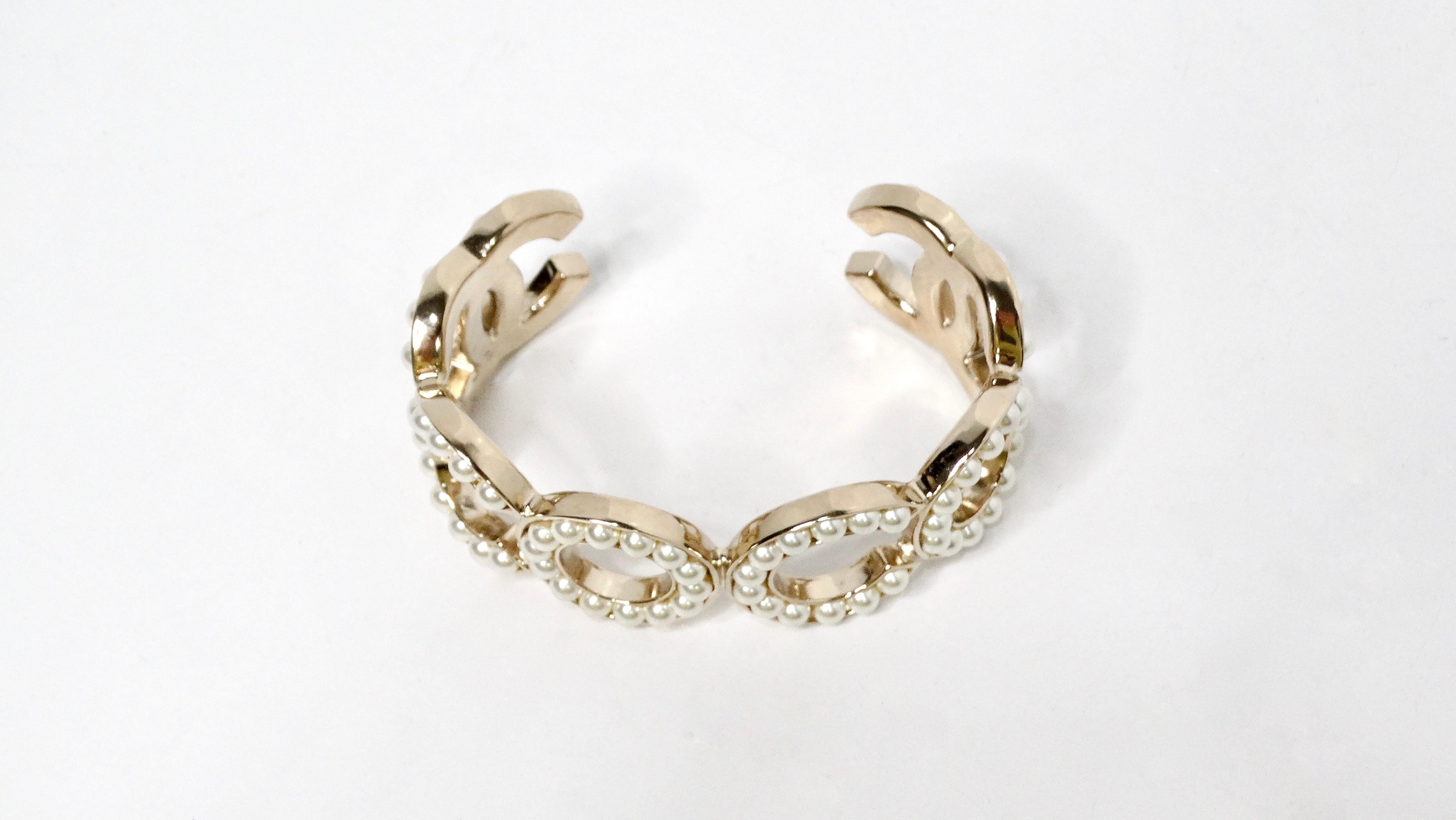 Chanel Manchette en plaqué or 14 carats avec perles COCO en vente 3