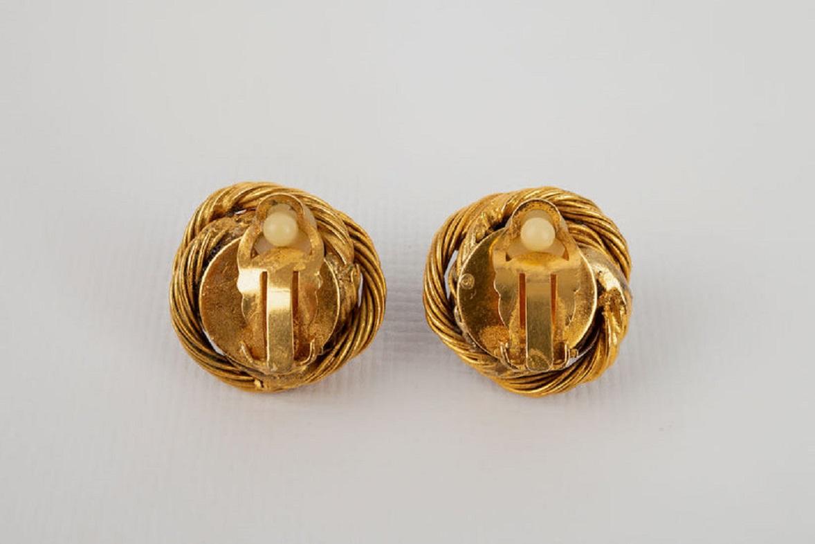 Chanel -Gilty metal clip earrings with a glass bead and rhinestones. Jewel from the Coco Chane's period.

Additional information:

Dimensions: Ø 2.5 cm

Condition: Very good condition

Seller Ref number: BOB135