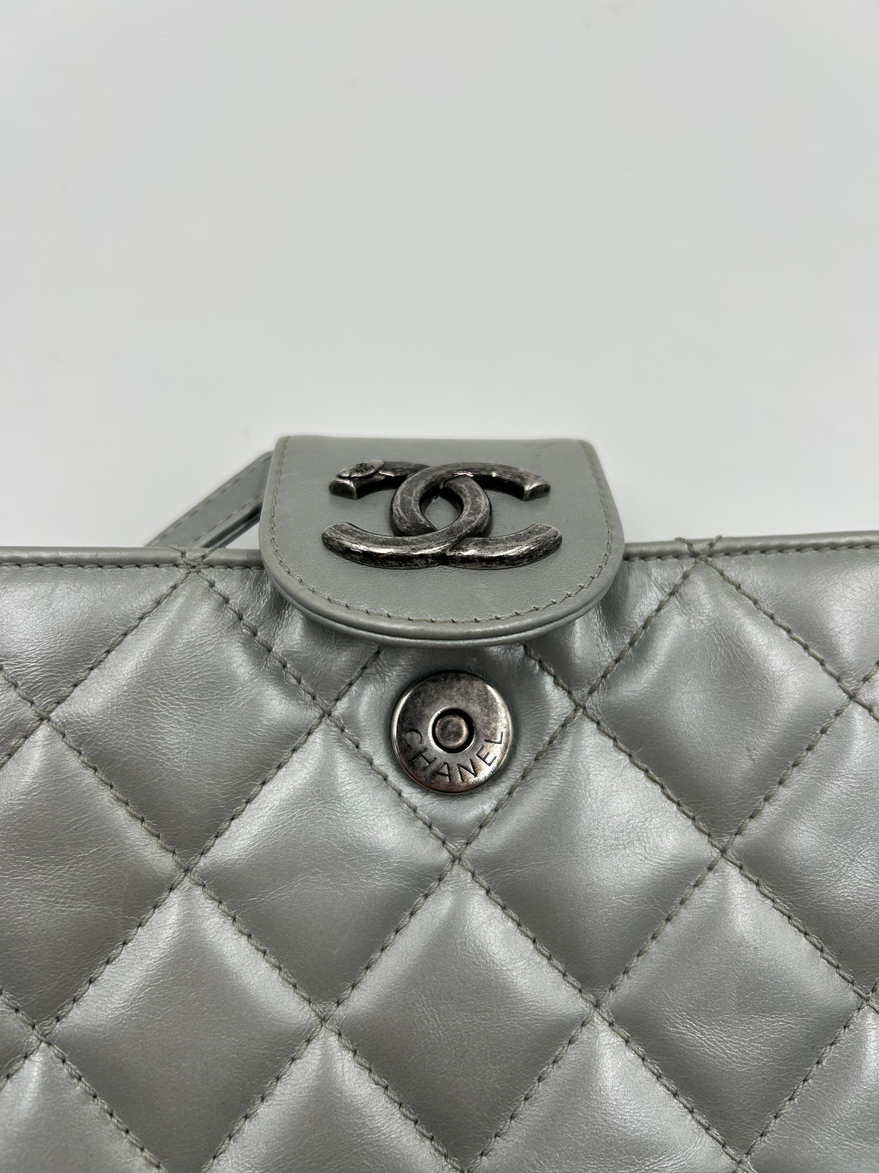 Chanel Coco Pleats Pochette Grigio Metallizzato 2008 in vendita 7