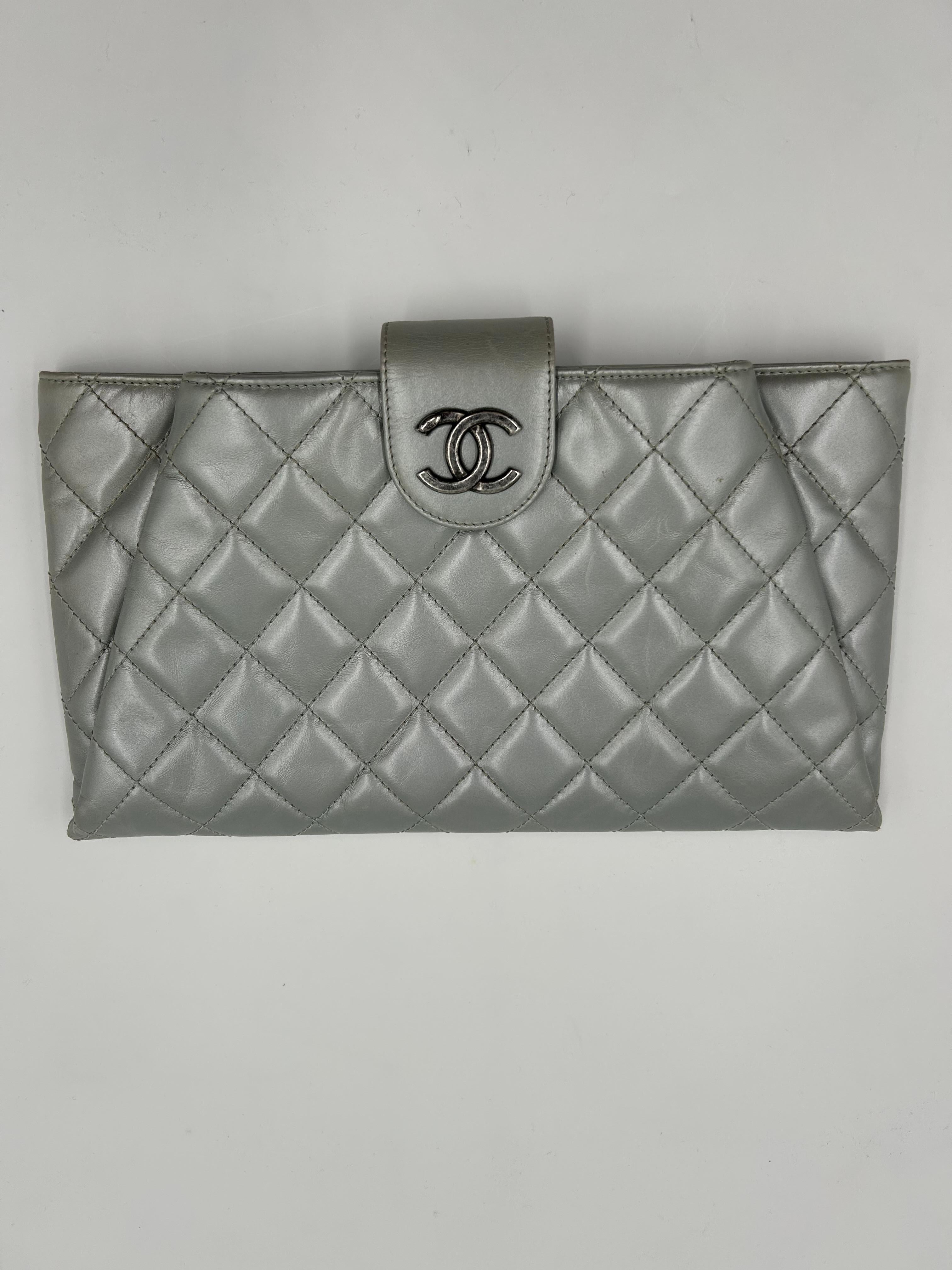 La Chanel Coco Pleats Clutch è una raffinata borsa da sera introdotta nella collezione Autunno/Inverno 2012 come parte della linea Coco Pleats. Presenta una caratteristica pelle di vitello plissettata e stropicciata o una pelle di caviale smaltata