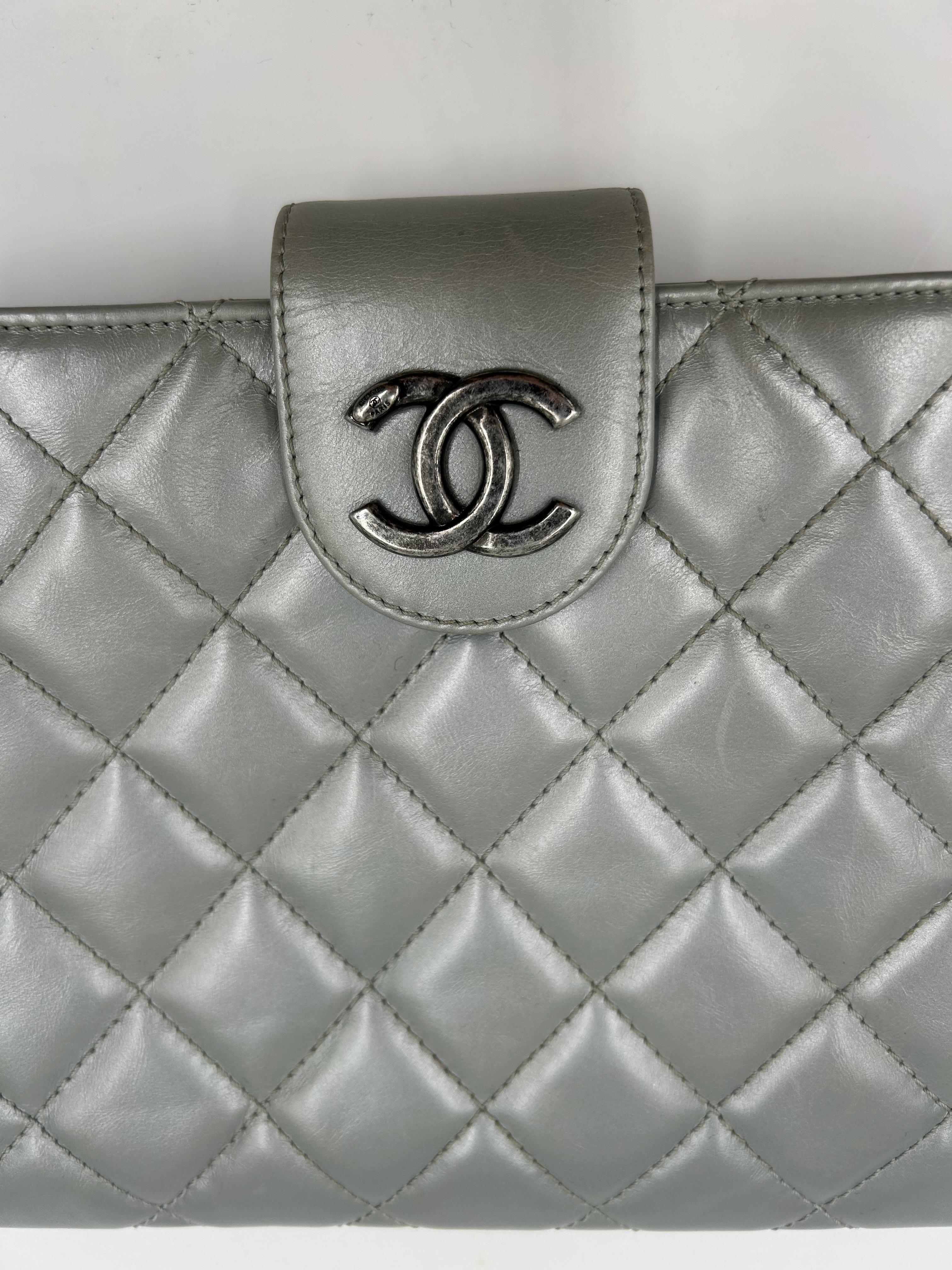 Chanel Coco Pleats Pochette Grigio Metallizzato 2008 In condizioni buone in vendita a Palm Beach, FL