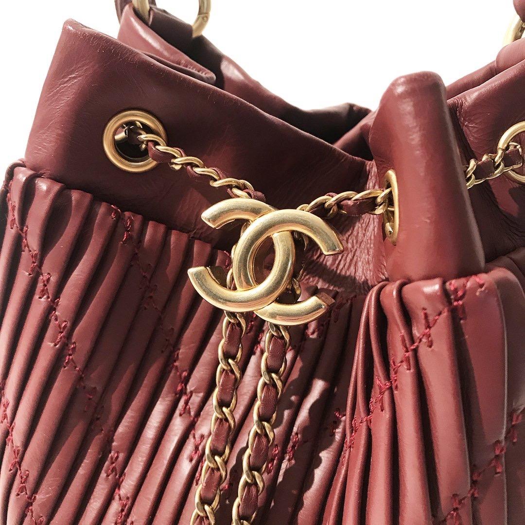 Chanel Coco Pleats Drawstring Bucket Bag (2018) In Good Condition In Los Angeles, CA