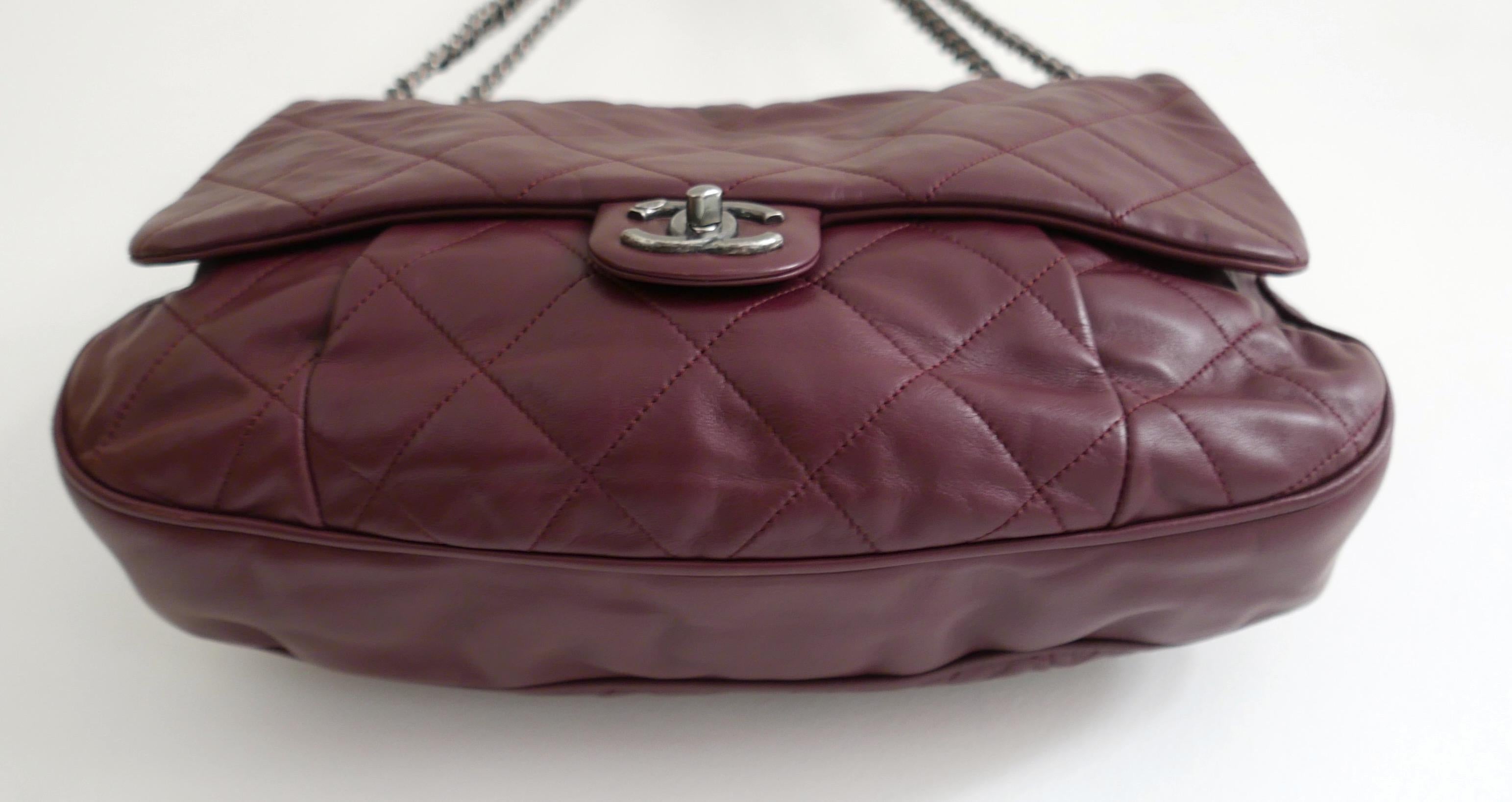 Chanel Coco Faltentasche aus gestepptem Leder in Burgunderrot mit Klappe im Zustand „Gut“ im Angebot in London, GB