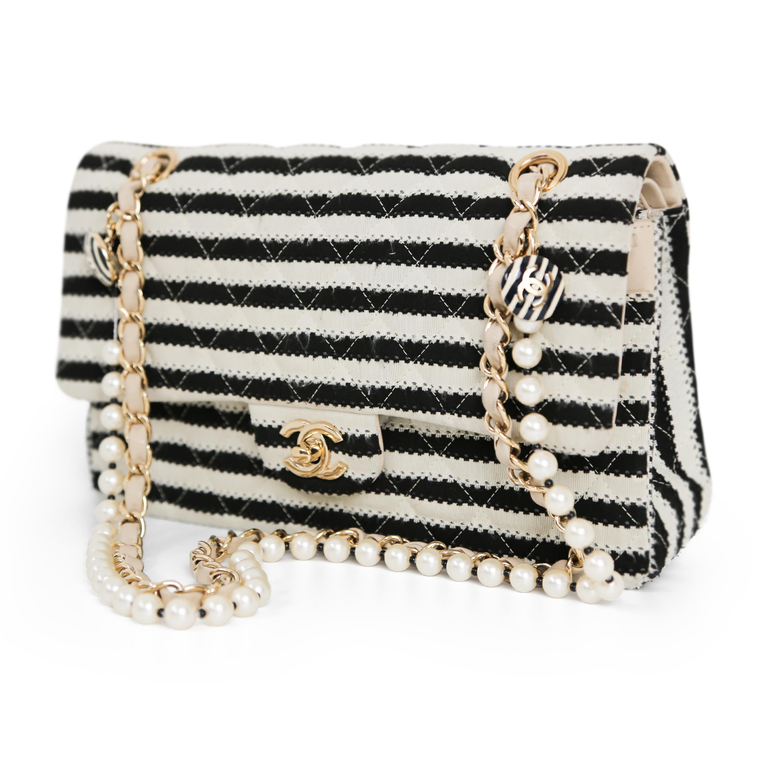 Die Coco Sailor Classic Flap Bag von Chanel ist ein absolutes Must-have. Dieses limitierte Design aus dem Jahr 2014 bietet eine moderne Variante der klassischen Überschlagtasche. Die Außenseite ist aus hochwertigem Stoff gefertigt, während die