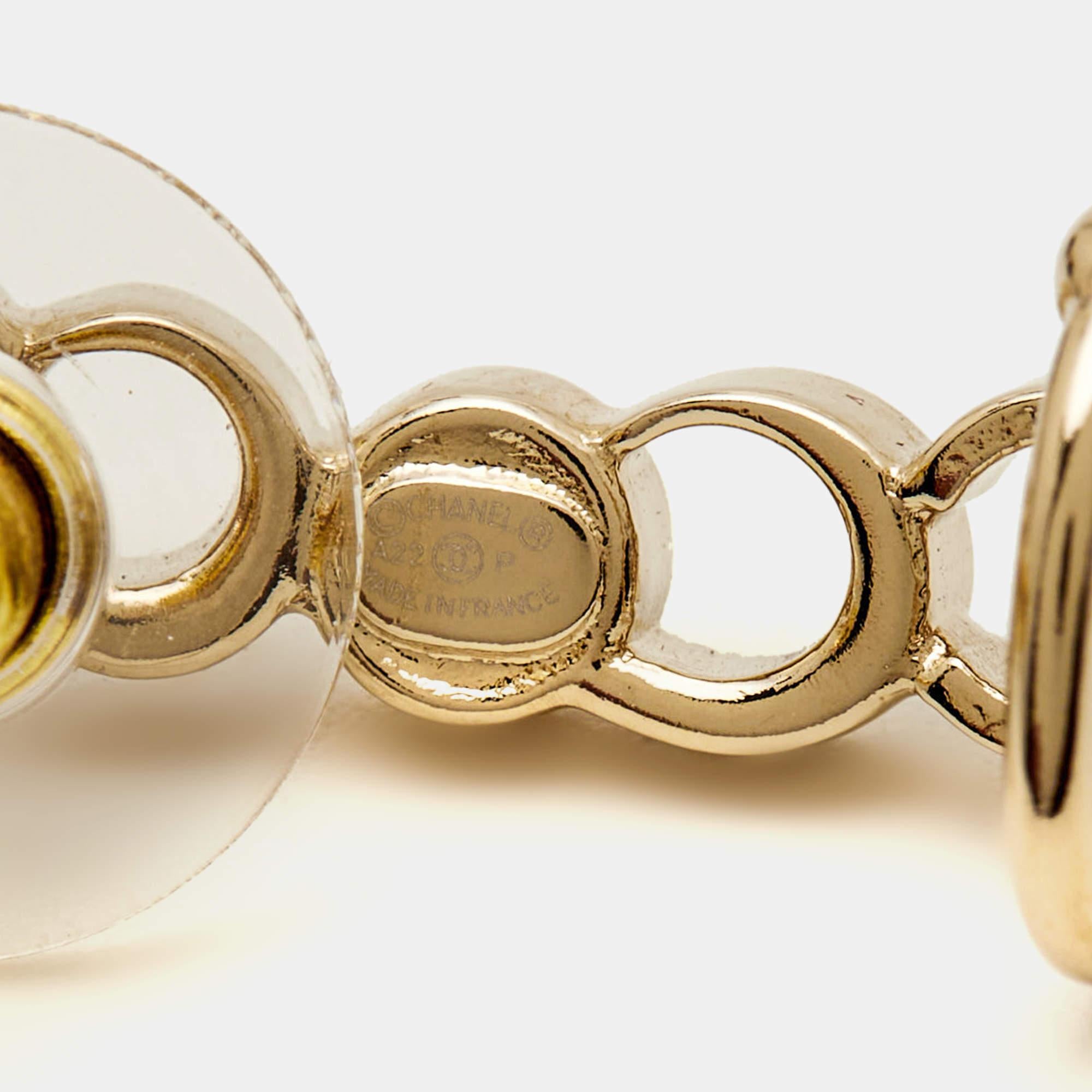 Les boucles d'oreilles Chanel sont d'une grande élégance et d'un design unique. Réalisées en métal doré, ces boucles d'oreilles arborent le motif emblématique de Chanel, orné de cristaux étincelants. Le style grimpant ajoute une touche de modernité,