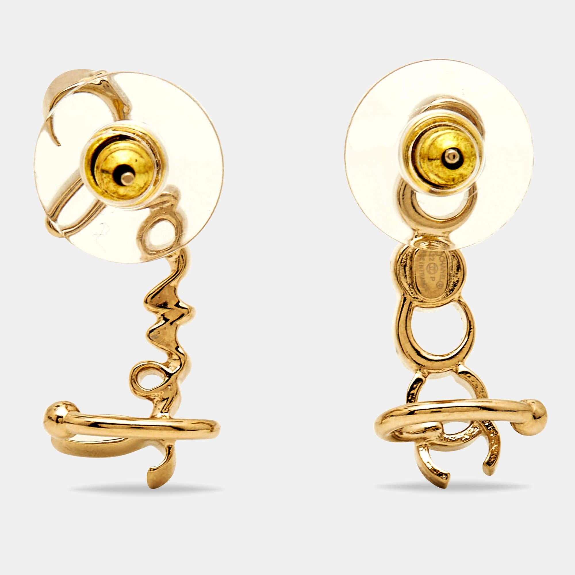 Chanel Coco Script Crystal Boucles d'oreilles pendantes couleur or Excellent état - En vente à Dubai, Al Qouz 2