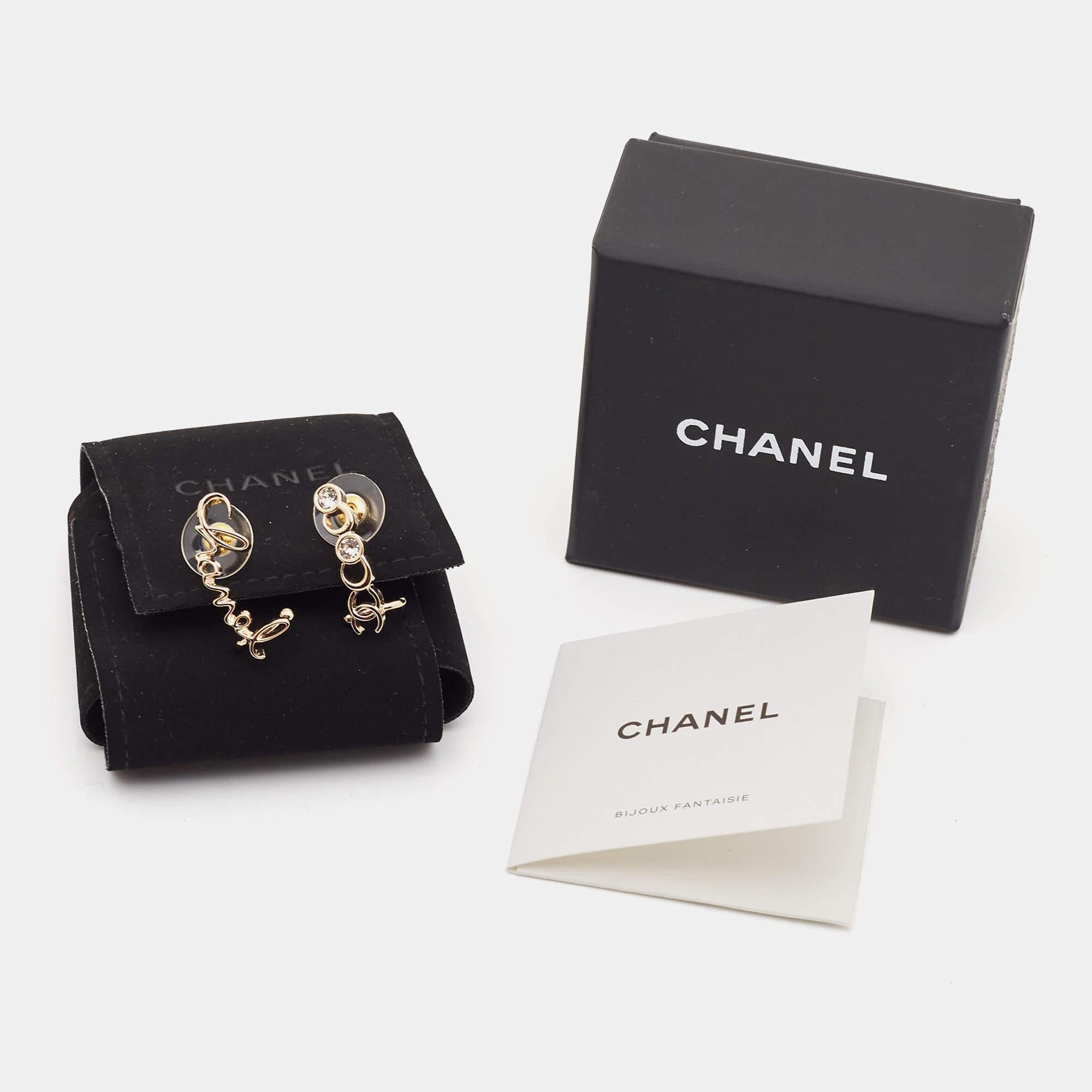 Chanel Coco Script Kristall Goldfarbene Climber-Ohrringe Damen im Angebot