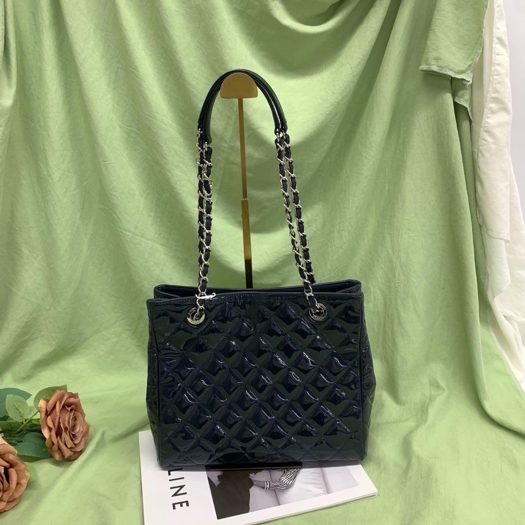 Grigio Chanel Coco Shine Small Tote Nero Trapuntato in Pelle Vernice Hardware Argento 2014-1 in vendita