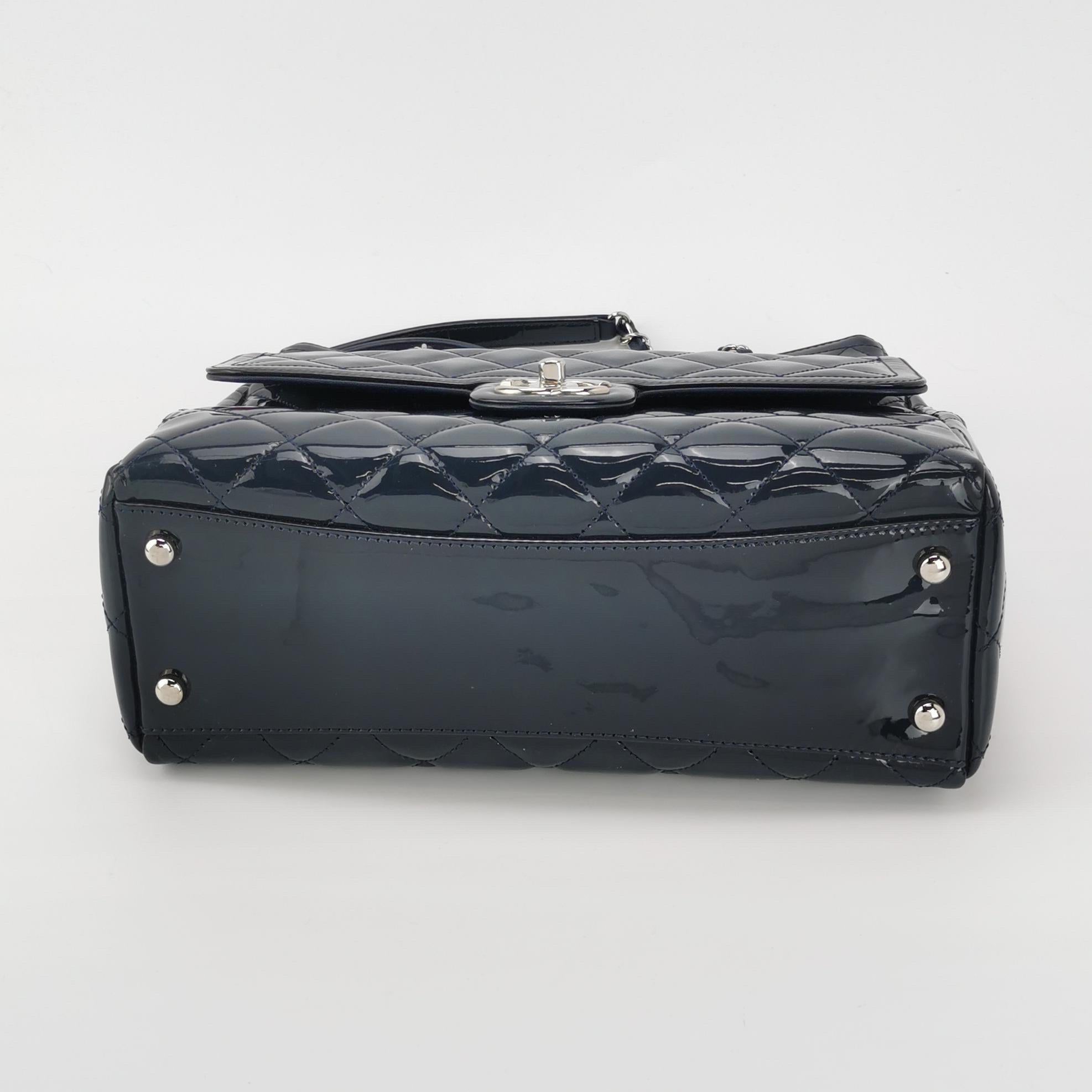 Chanel Coco Chanel Brillo Bolso Pequeño Charol Acolchado Azul Marino Herrajes Plateados 2014-1 en Bueno estado para la venta en AUBERVILLIERS, FR