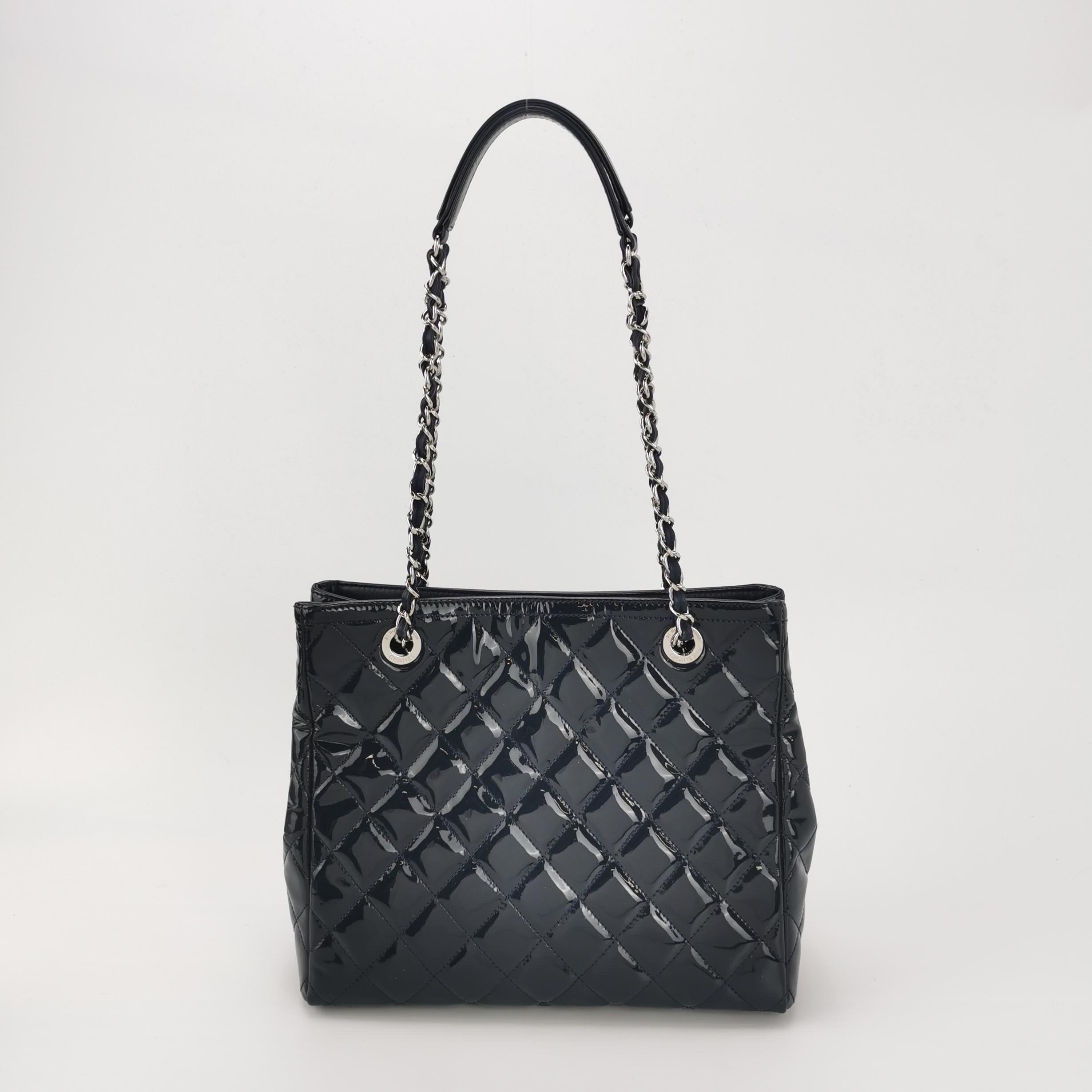 De las mujeres Chanel Coco Chanel Brillo Bolso Pequeño Charol Acolchado Azul Marino Herrajes Plateados 2014-1 en venta