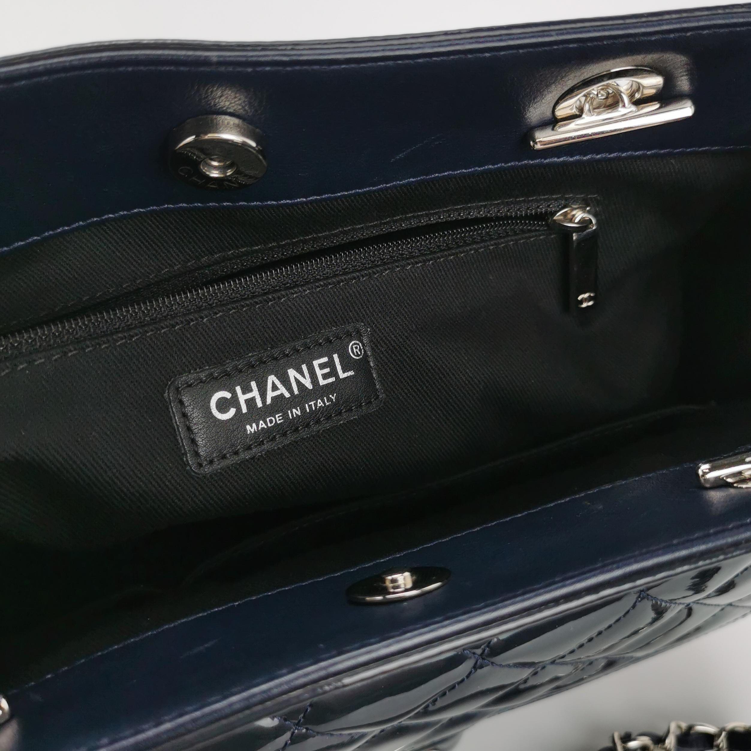Chanel Coco Chanel Brillo Bolso Pequeño Charol Acolchado Azul Marino Herrajes Plateados 2014-1 en venta 3