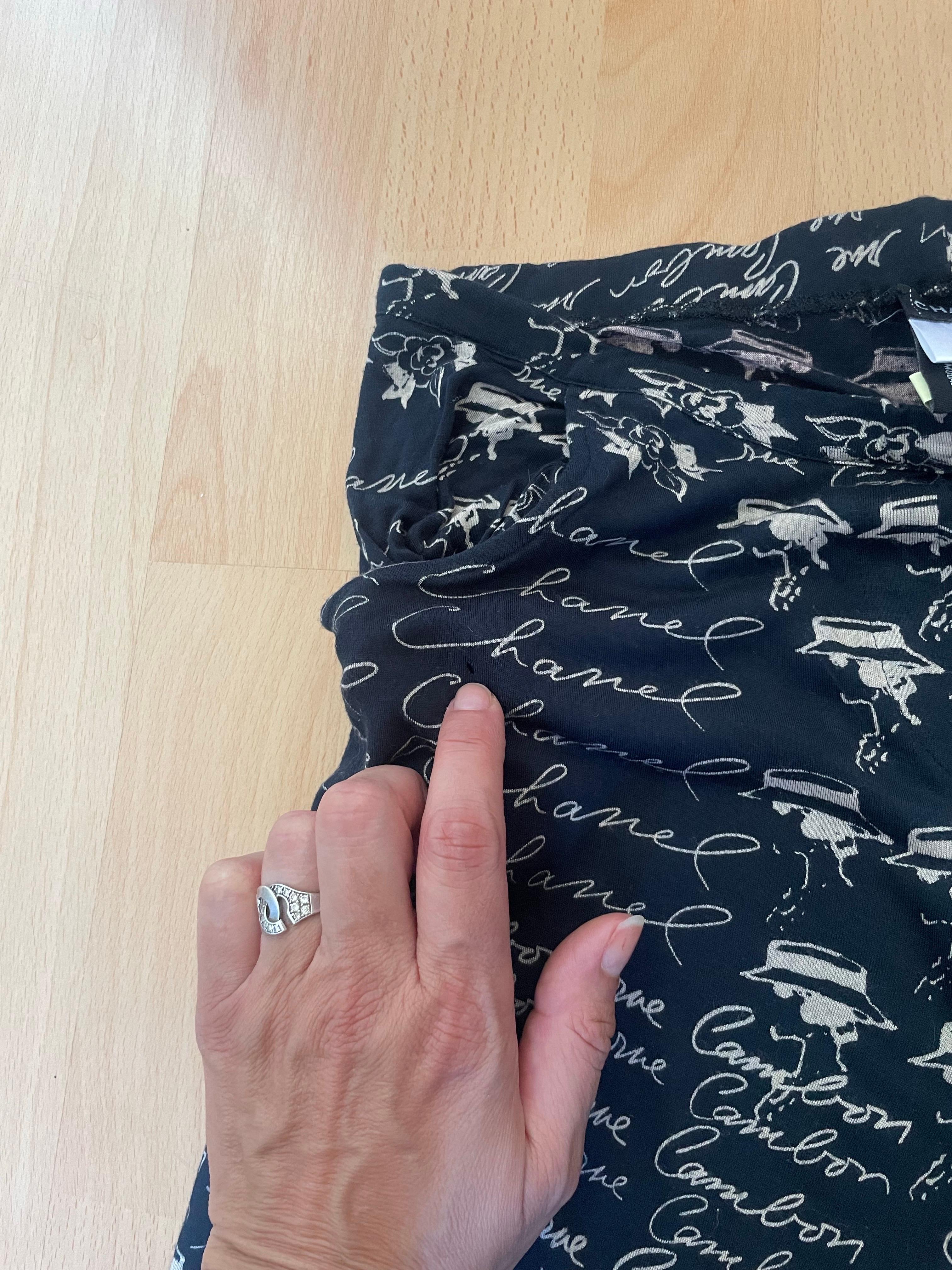 Très beau pantalon 3/4 en modal, matière légère et fluide. Parfait pour l'été. Logo Monogramme CC motifs Chanel. En très bon état. Un petit accroc visible sur la photo, facilement réparable. Taille 34 FR, Taille 2 US, 6 GB.