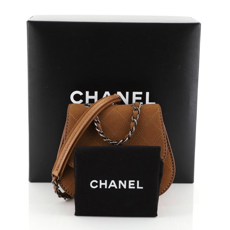 Diese Chanel Coco Twin Flap Bag Quilted Nubuck Small aus braunem Nubukleder verfügt über einen eingewebten Lederkettenriemen:: eine Außentasche mit Reißverschluss auf der Rückseite und silberfarbene Beschläge in gealterter Farbe. Der