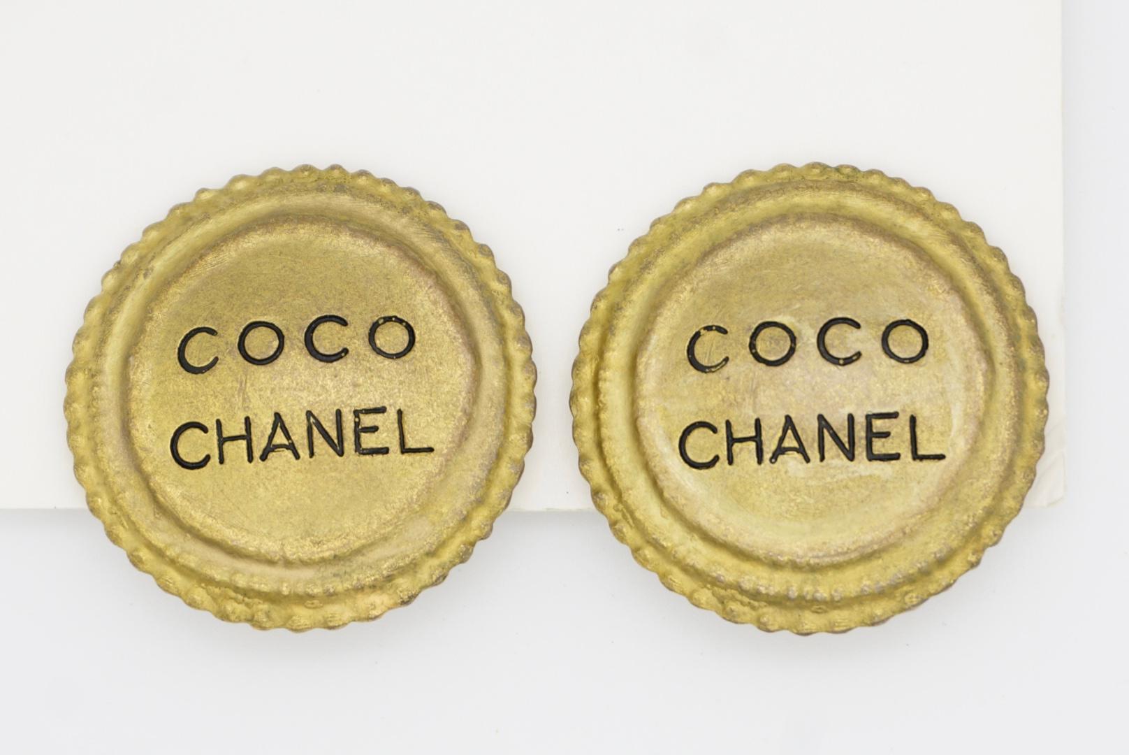 CHANEL COCO Vintage 1994 Large Black Logo Medallion Disc Circle Clip Earrings For Sale 2