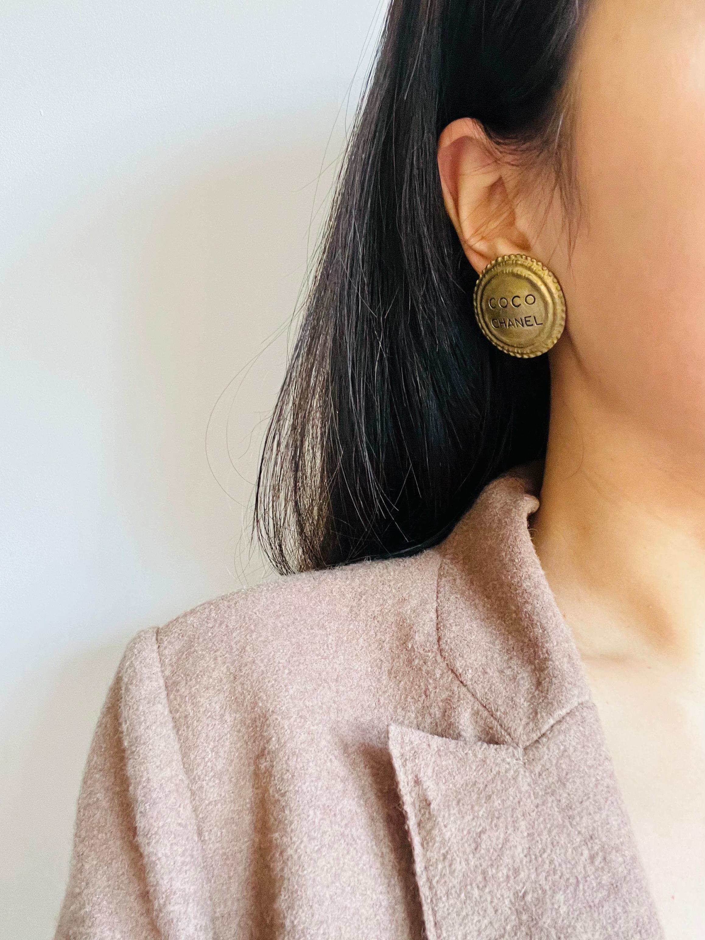 CHANEL COCO Vintage 1994 Large Black Logo Medallion Disc Circle Clip Earrings For Sale 2