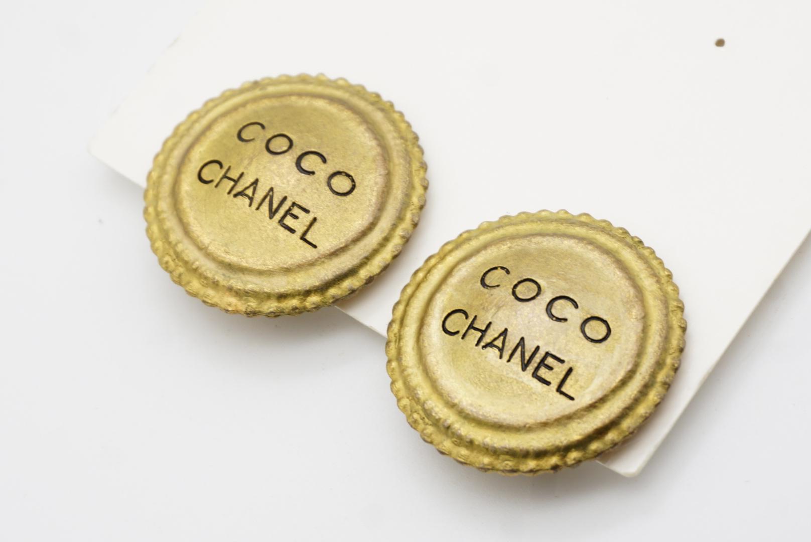 CHANEL COCO Vintage 1994 Large Black Logo Medallion Disc Circle Clip Earrings For Sale 4