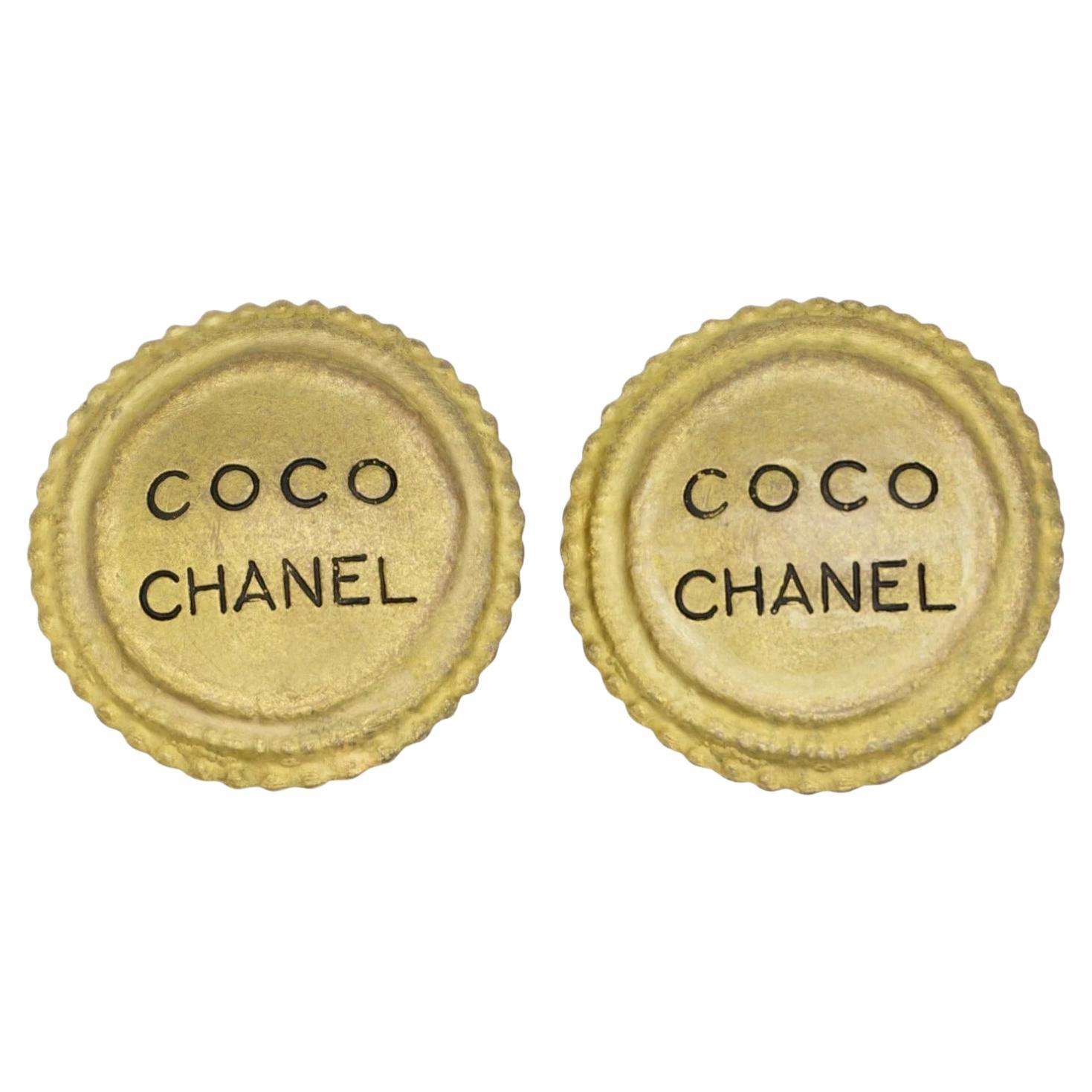 CHANEL COCO Vintage 1994 Large Black Logo Medallion Disc Circle Clip Earrings For Sale