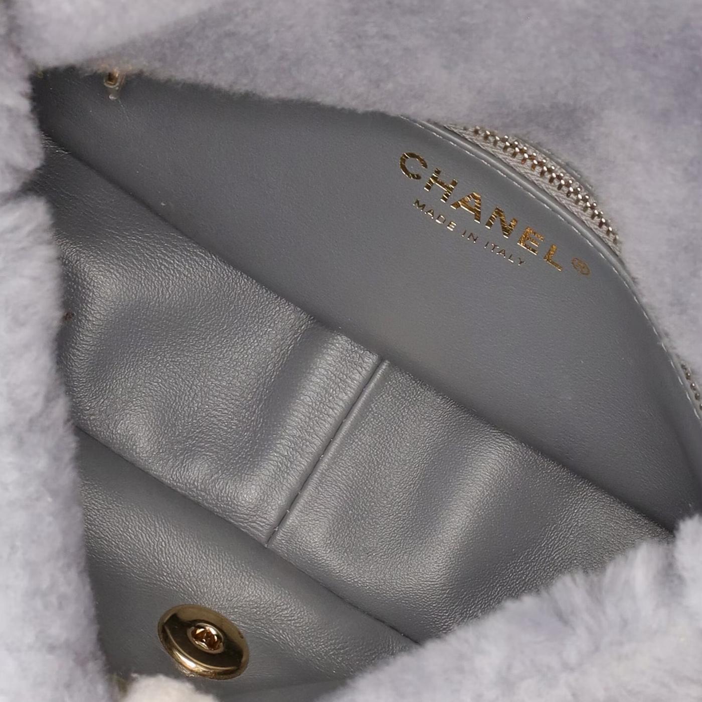Chanel Coconing Shearling Umhängetasche mit gedrechseltem Schnallenverschluss und goldener Reißverschlusstasche Damen im Angebot