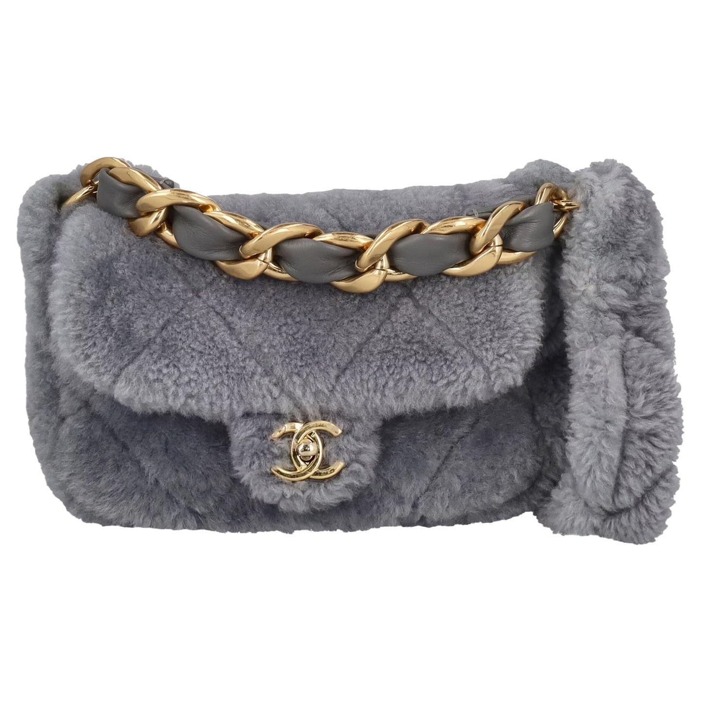 Sac porté épaule Chanel Coconing en peau de mouton, fermeture à glissière tournante et poche zippée de couleur or