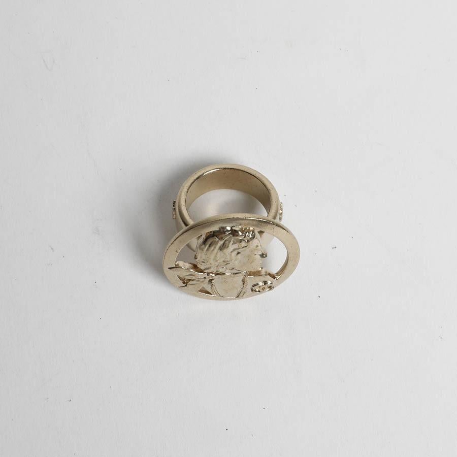 CHANEL Coconut Bust ring, pale gold
Ring representing the bust of Gabrielle Chanel, with the symbolic double C; has never been worn.
Mint condition, this ring is in pale gold gold metal.
Delivered in a non original pouch.