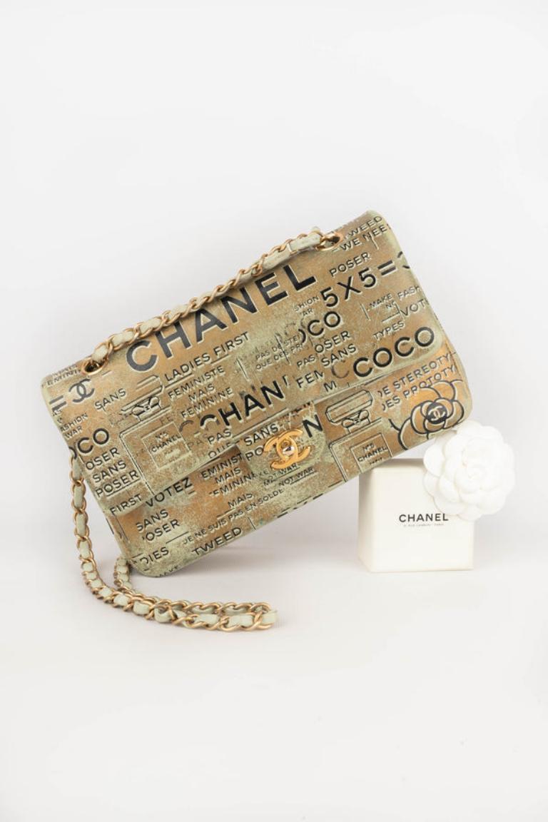 Chanel - (Made in France) Borsa classica in pelle stampata in stile collage, chiusura CC in metallo dorato sulla doppia patta, manico regolabile a catena intrecciata. Numero di serie e certificato di conformità presenti. Collezione primavera-estate