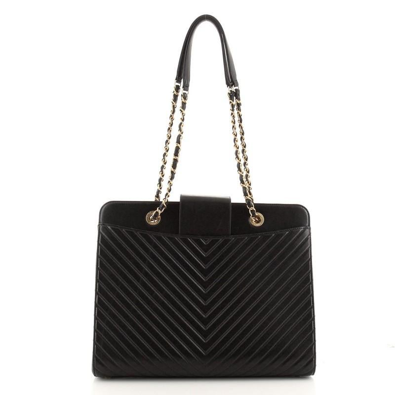 Chanel Kragen und Krawatte Tote Chevron Schafsfell Medium im Zustand „Gut“ in NY, NY