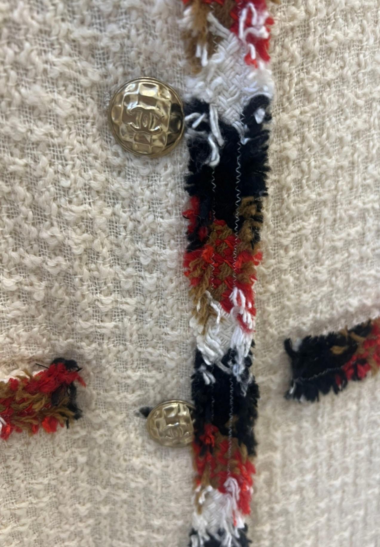 Chanel Collectible 2007 Fall Ecru Tweed Jacket 38 FR In Excellent Condition For Sale In Dubai, AE