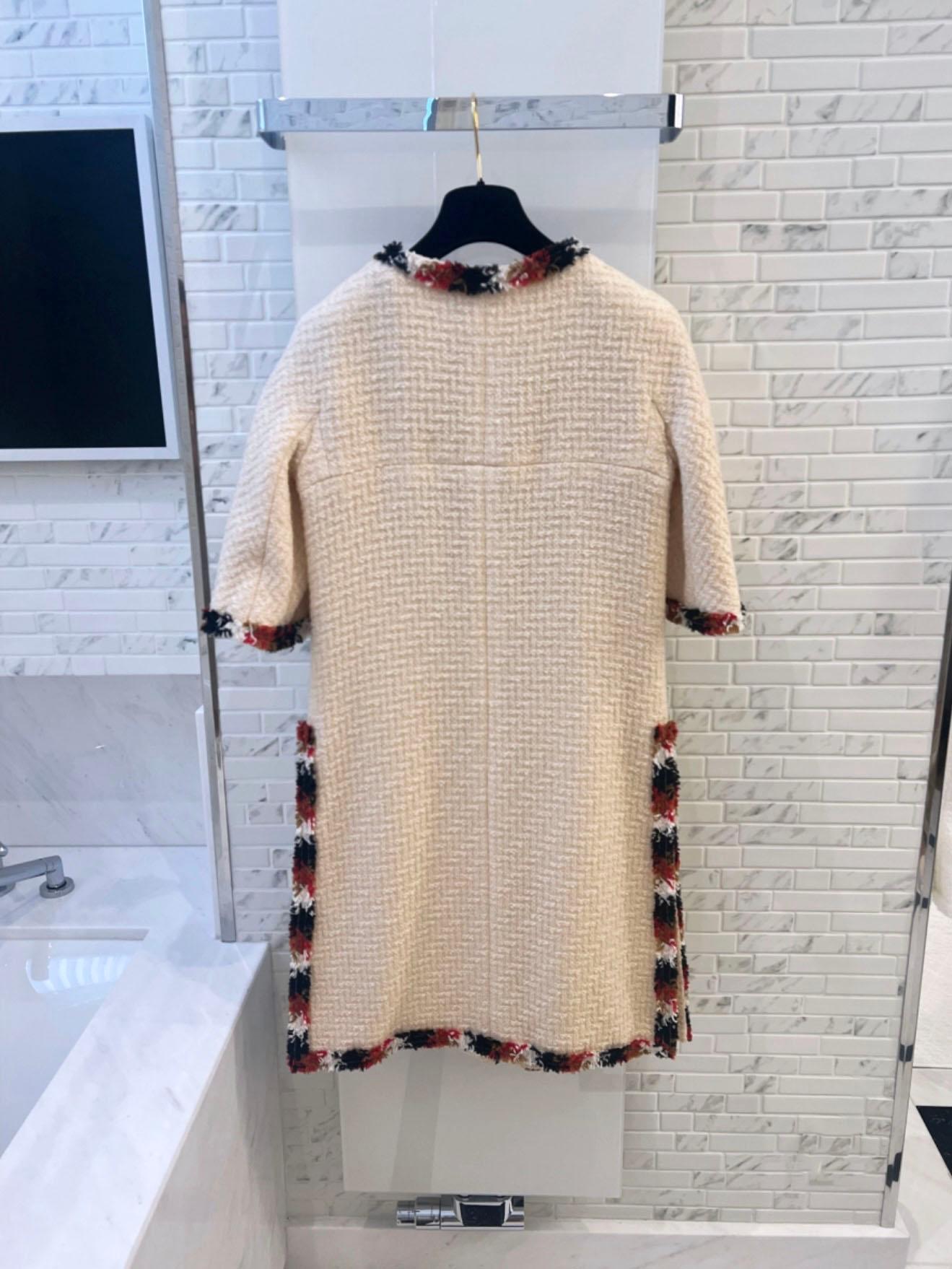 Women's or Men's Chanel Collectible 2007 Fall Ecru Tweed Jacket 38 FR For Sale